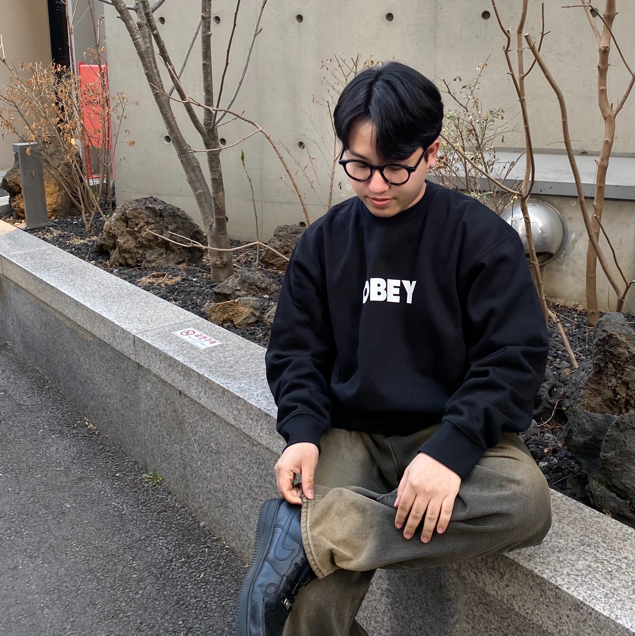 Obey Bold Crewneck Black, Nike Air Force 1 '07 Low Triple Black 착용 스타일 - 4
