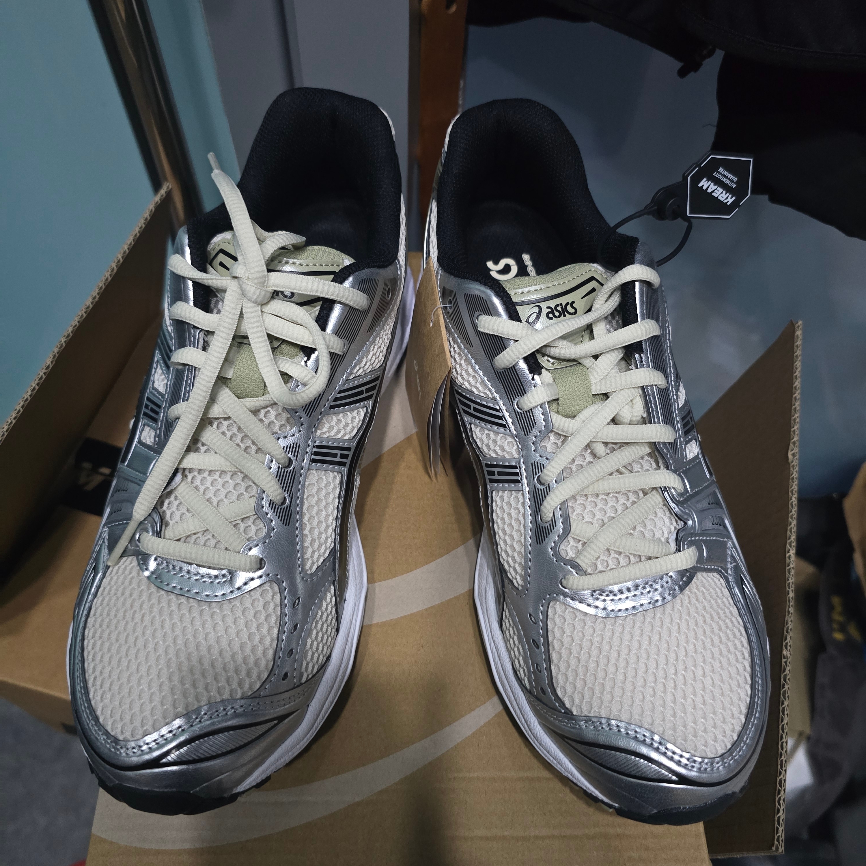 Asics Gel-Kayano 14 Birch Pure Silver 착용 스타일 - 2