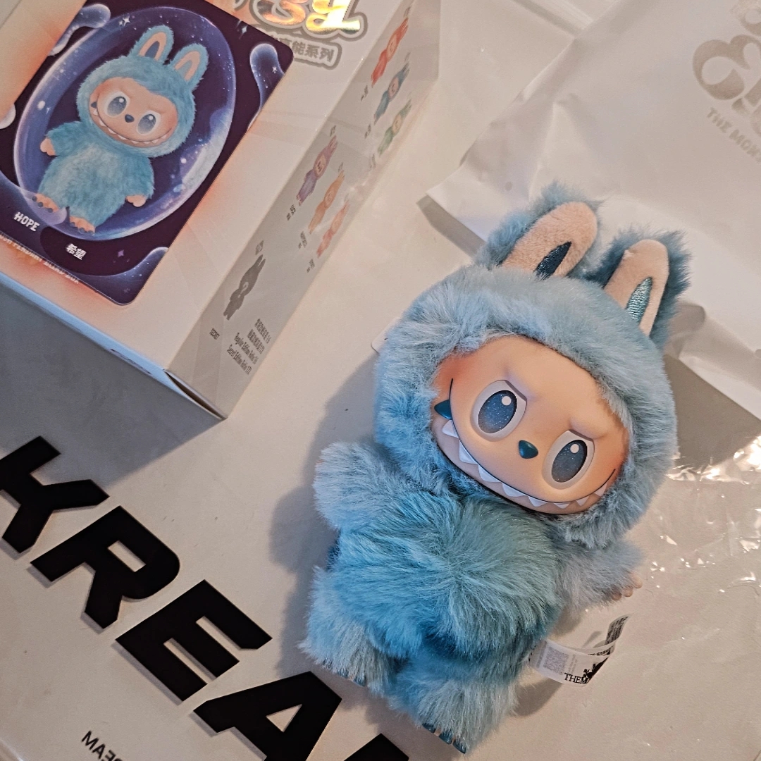 Pop Mart Labubu The Monsters Highlight Series Sealed Case (1 Blind Box) 착용 스타일
