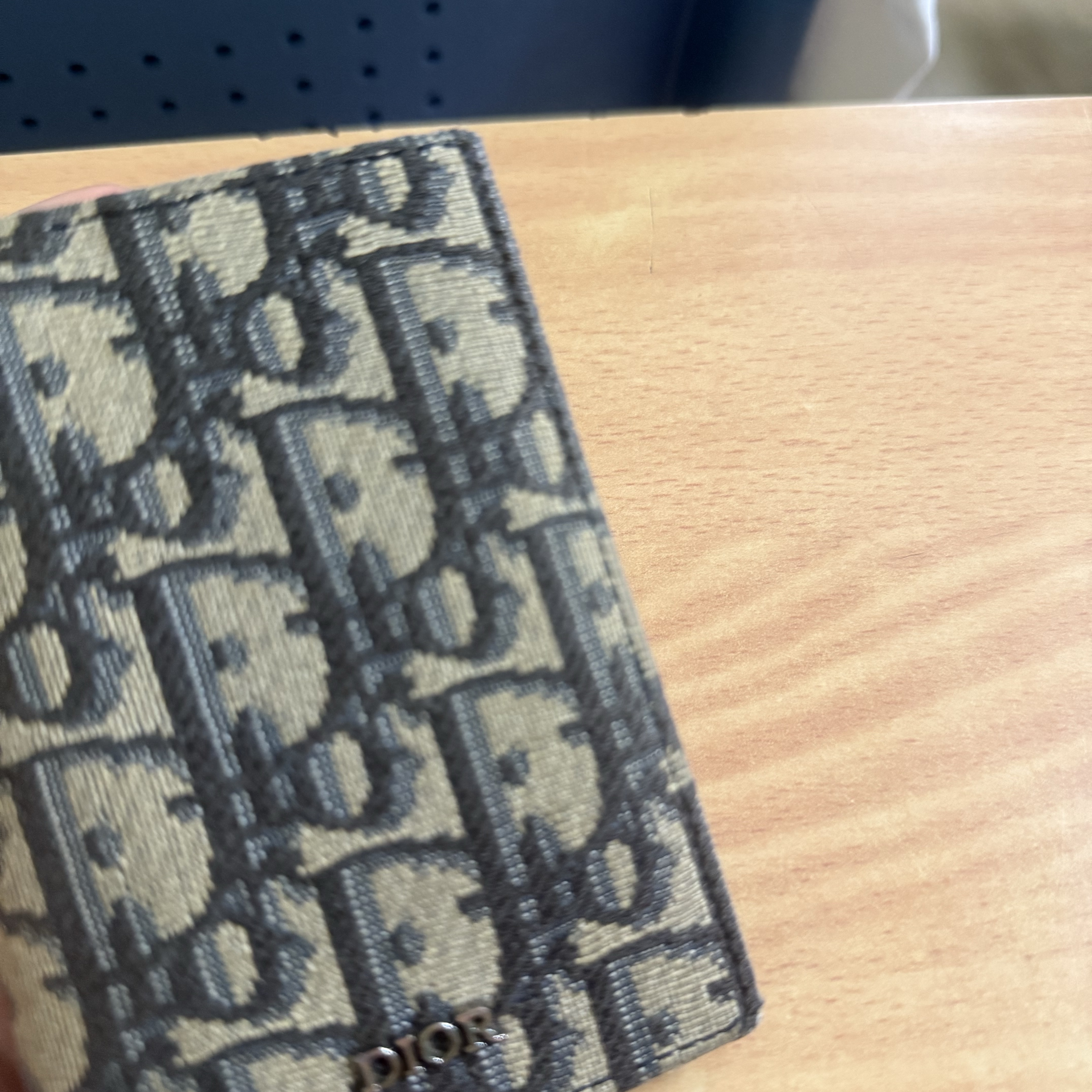 Dior Bi-Fold Card Holder Beige & Black Dior Oblique Jacquard 착용 스타일