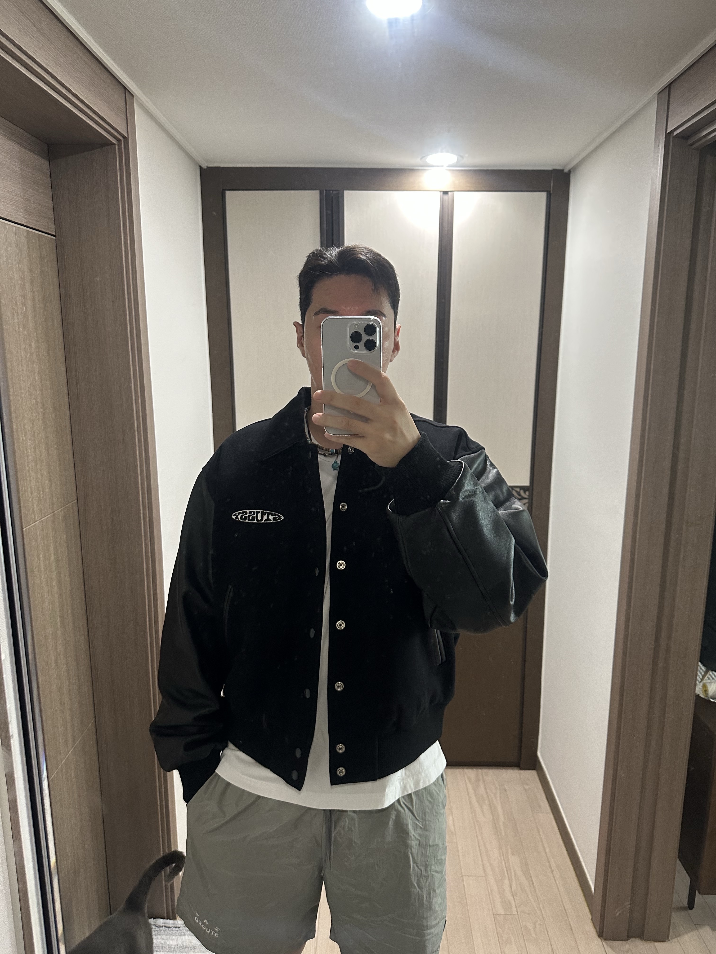 Stussy Globe Varsity Jacket Black 착용 스타일 - 1