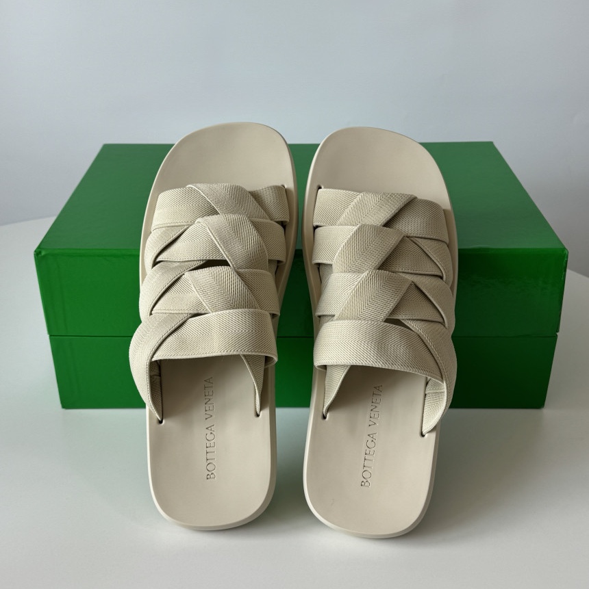 Bottega Veneta Plat Mule Sea Salt, Bottega Veneta Plat Mule Black 착용 스타일 - 1