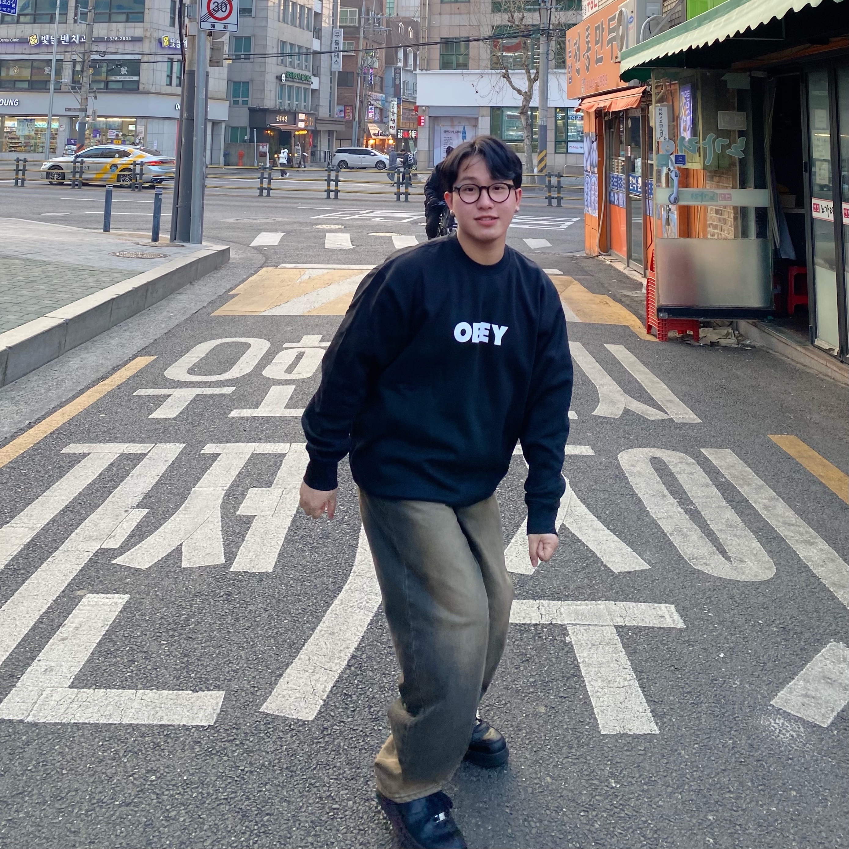 Obey Bold Crewneck Black, Nike Air Force 1 '07 Low Triple Black 착용 스타일 - 1
