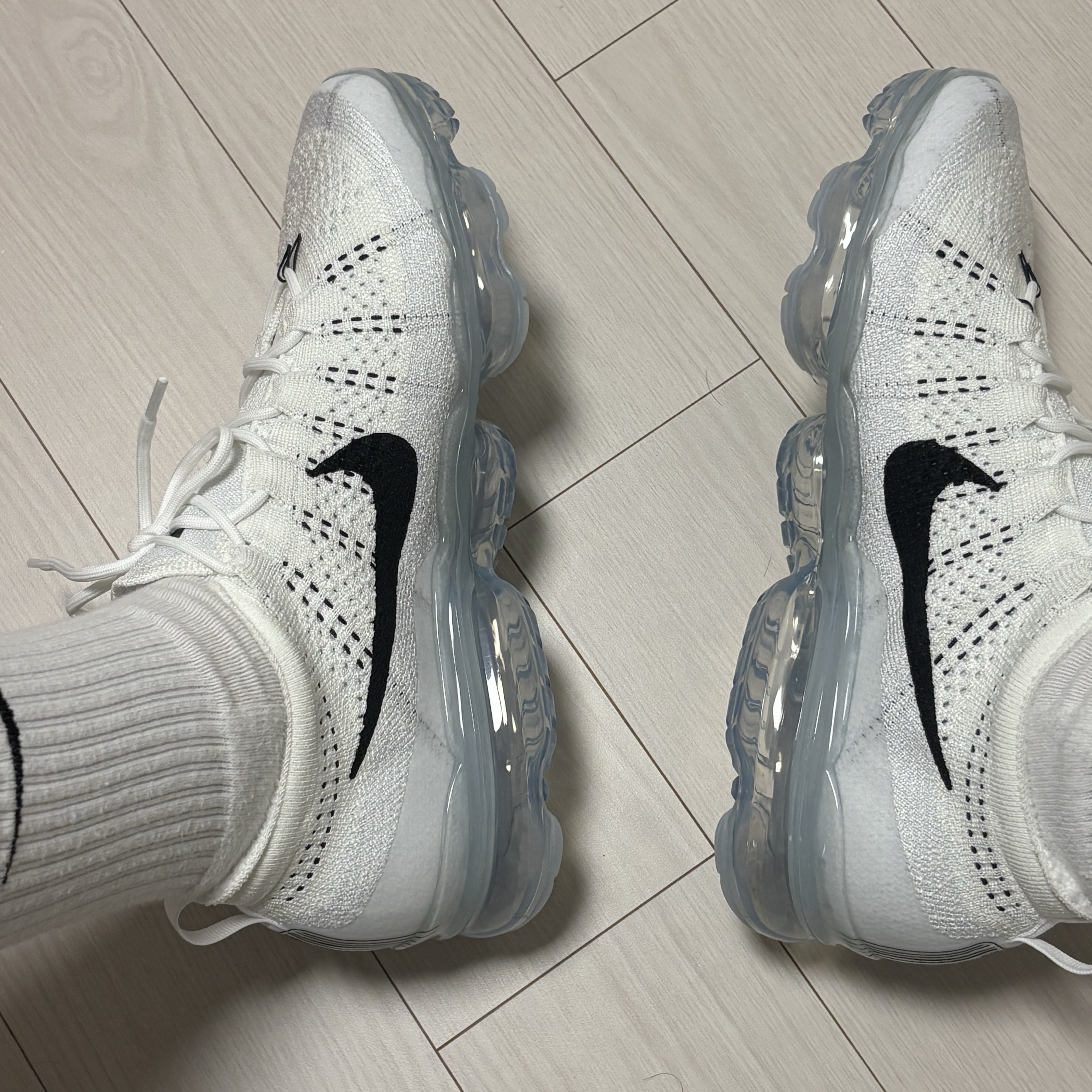 Nike Air Vapormax 2023 Flyknit White Pure Platinum 착용 스타일