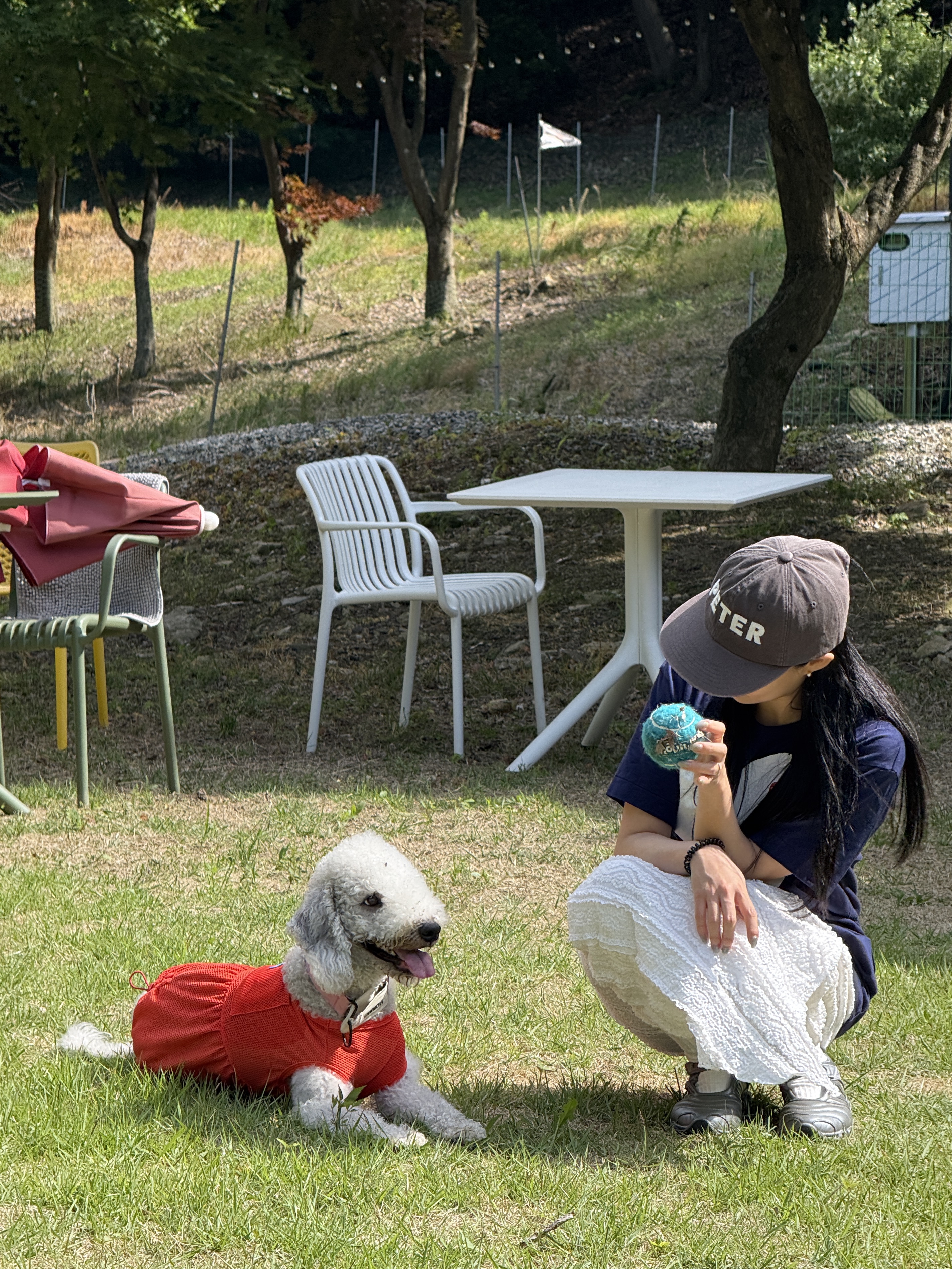 Play Comme des Garcons Red Heart Printed White Heart T-Shirt Navy, My Name is Peter 6-Panel Peter Cap Charcoal 착용 스타일 - 1