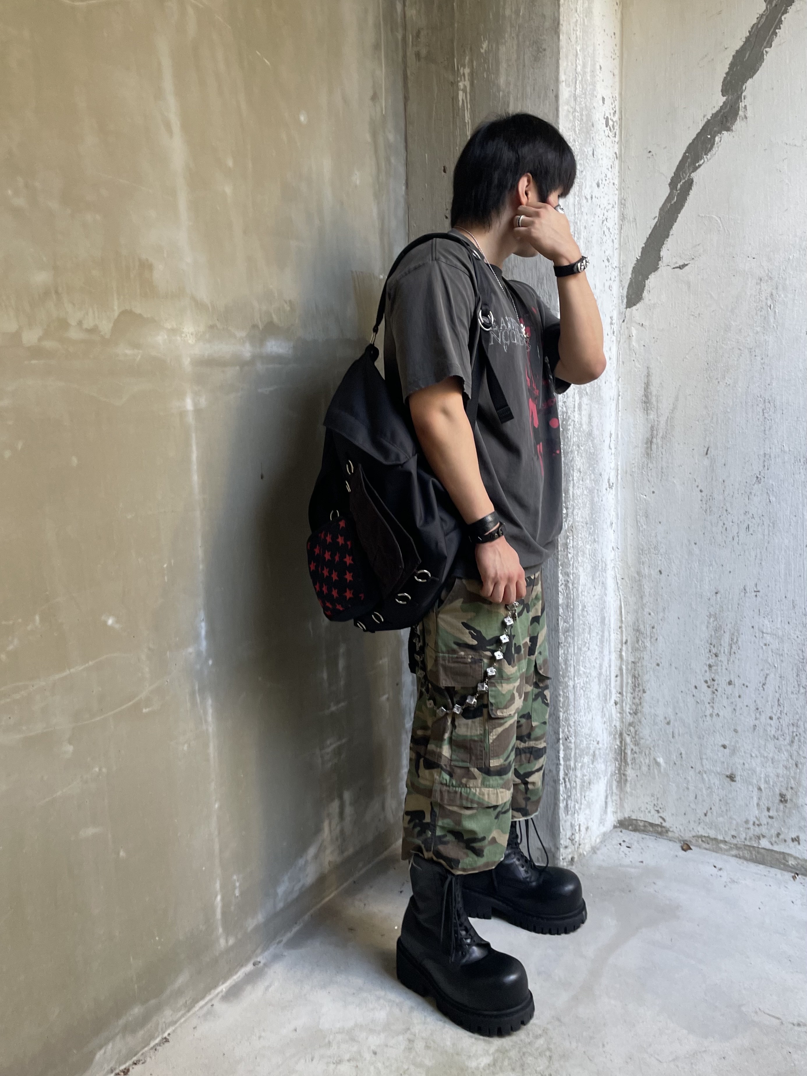 Awende Red Veil T-shirt Dark Grey, Balenciaga Stomper Bootie Black 착용 스타일 - 3
