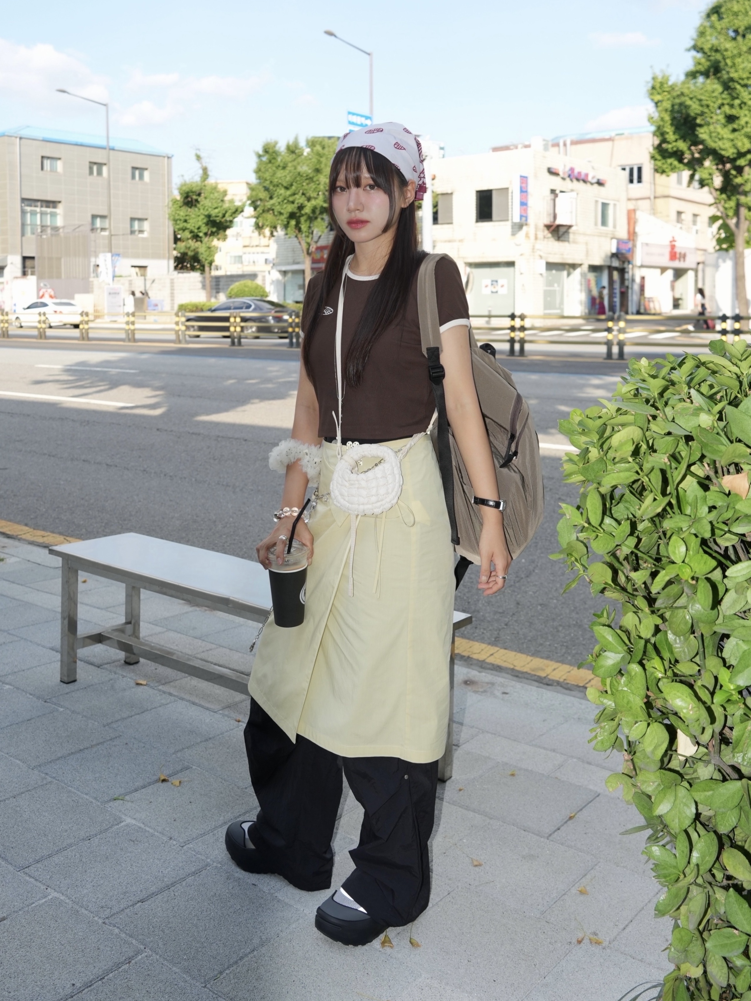 COS Quilted Nano Crossbody Bag Beige 착용 스타일 - 3