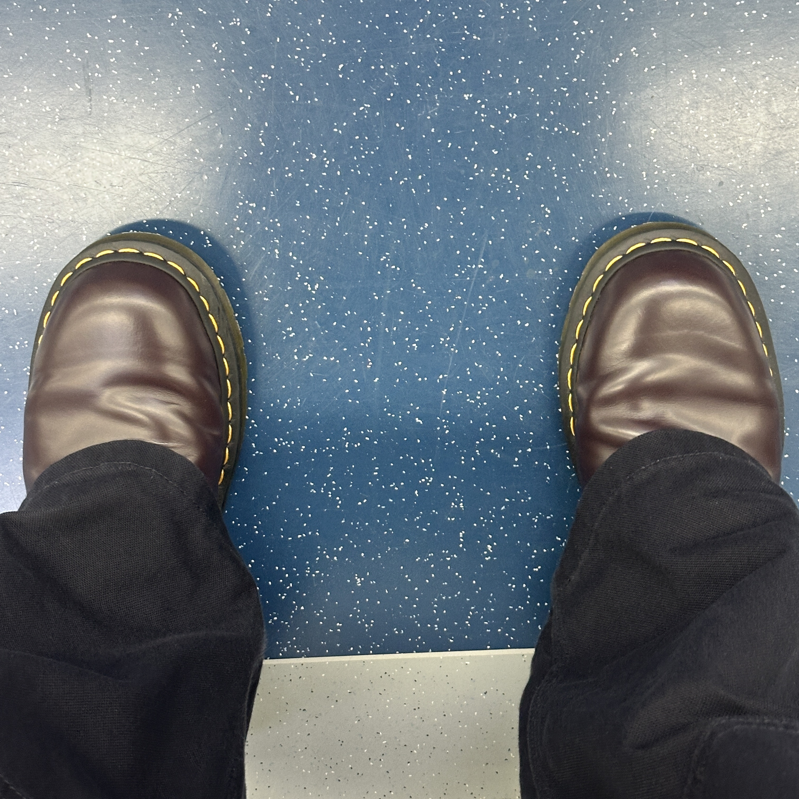 Dr. Martens 2976 Yellow Stitch Smooth Leather Chelsea Boots Burgundy 착용 스타일