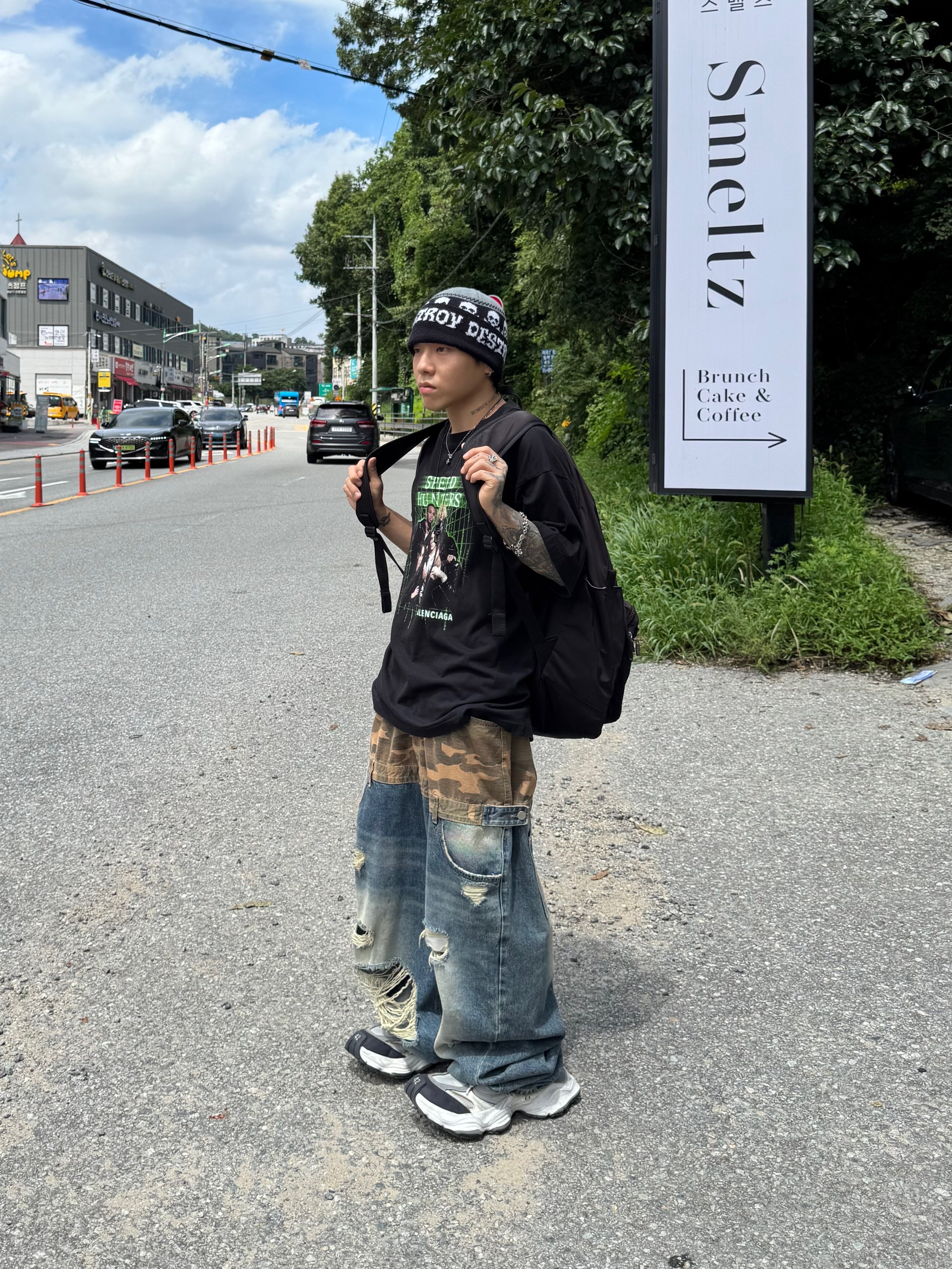 Balenciaga Cargo Sneakers White Grey, Converse x Drkshdw Oversized Backpack Black 착용 스타일 - 3