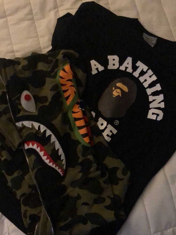 BAPE College T-Shirt Black, BAPE 1st Camo Shark Full Zip Hoodie Army Green 착용 스타일 - 2