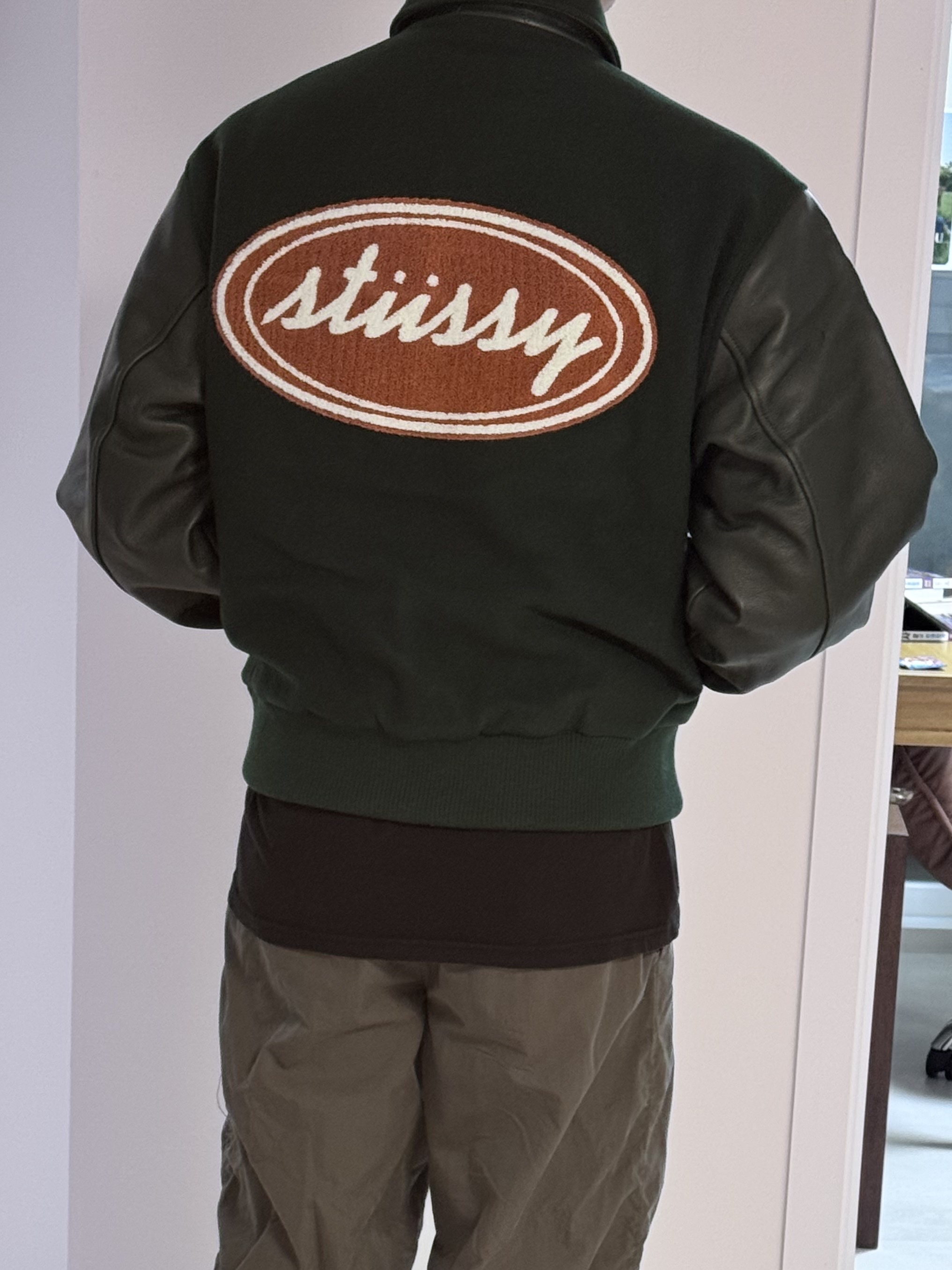 Stussy Script Oval Varsity Jacket Green 착용 스타일 - 3