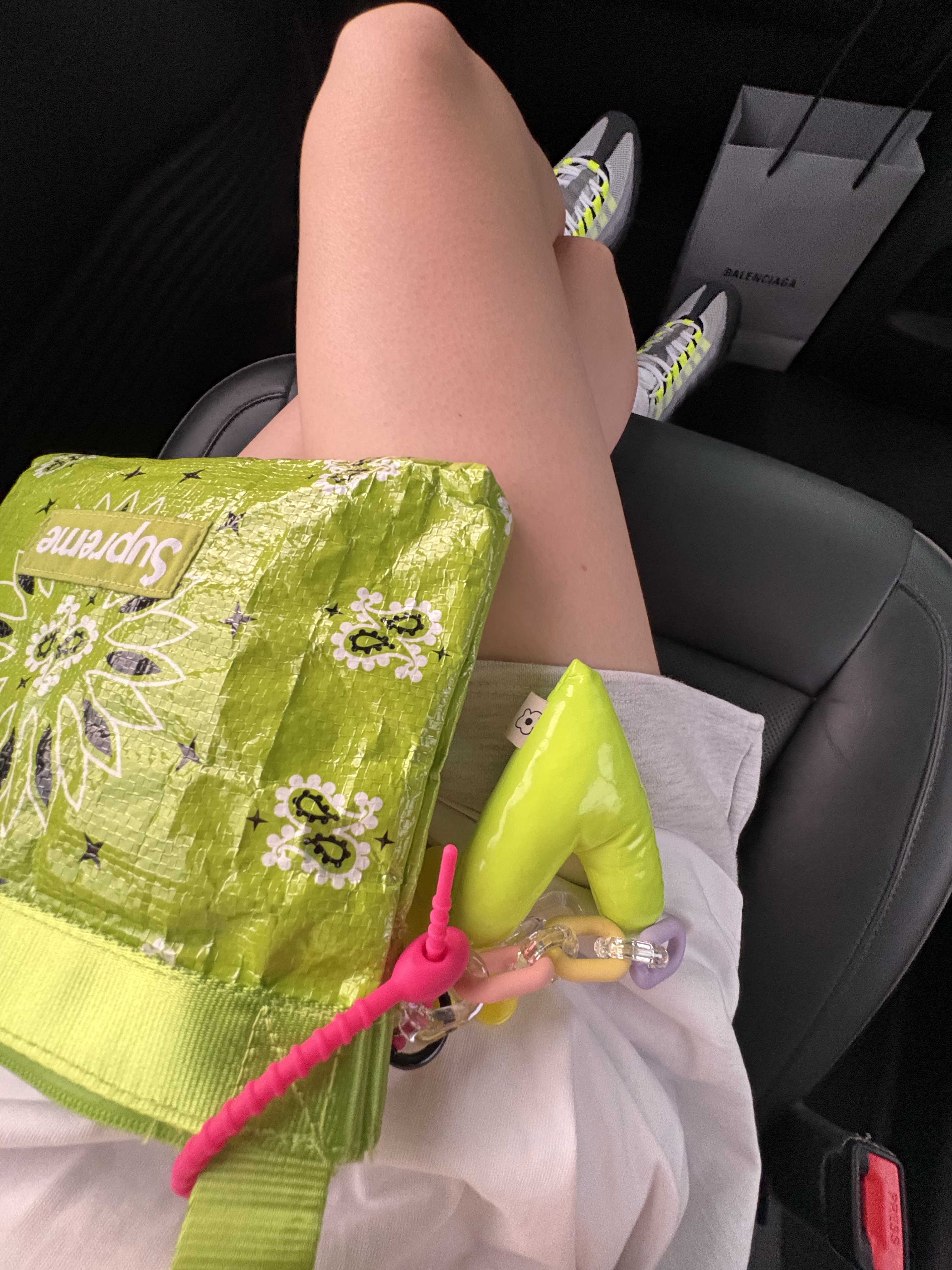 (PS) Nike Air Max 95 OG Bright Mandarin, Supreme Bandana Tarp Side Bag Bright Green - 21SS 착용 스타일 - 6