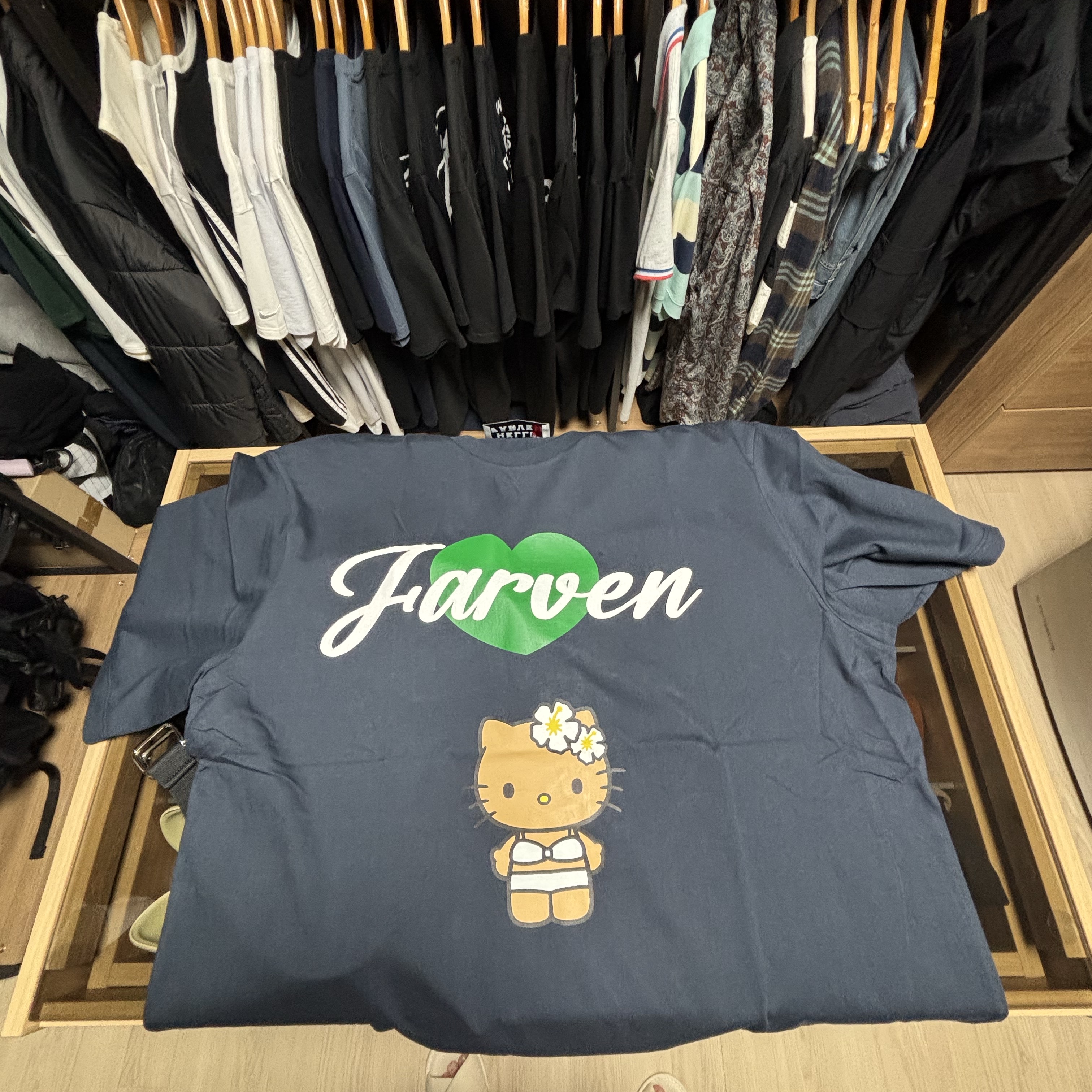 Farven x Tanning Hello Kitty Bikini T-Shirt_Navy 착용 스타일