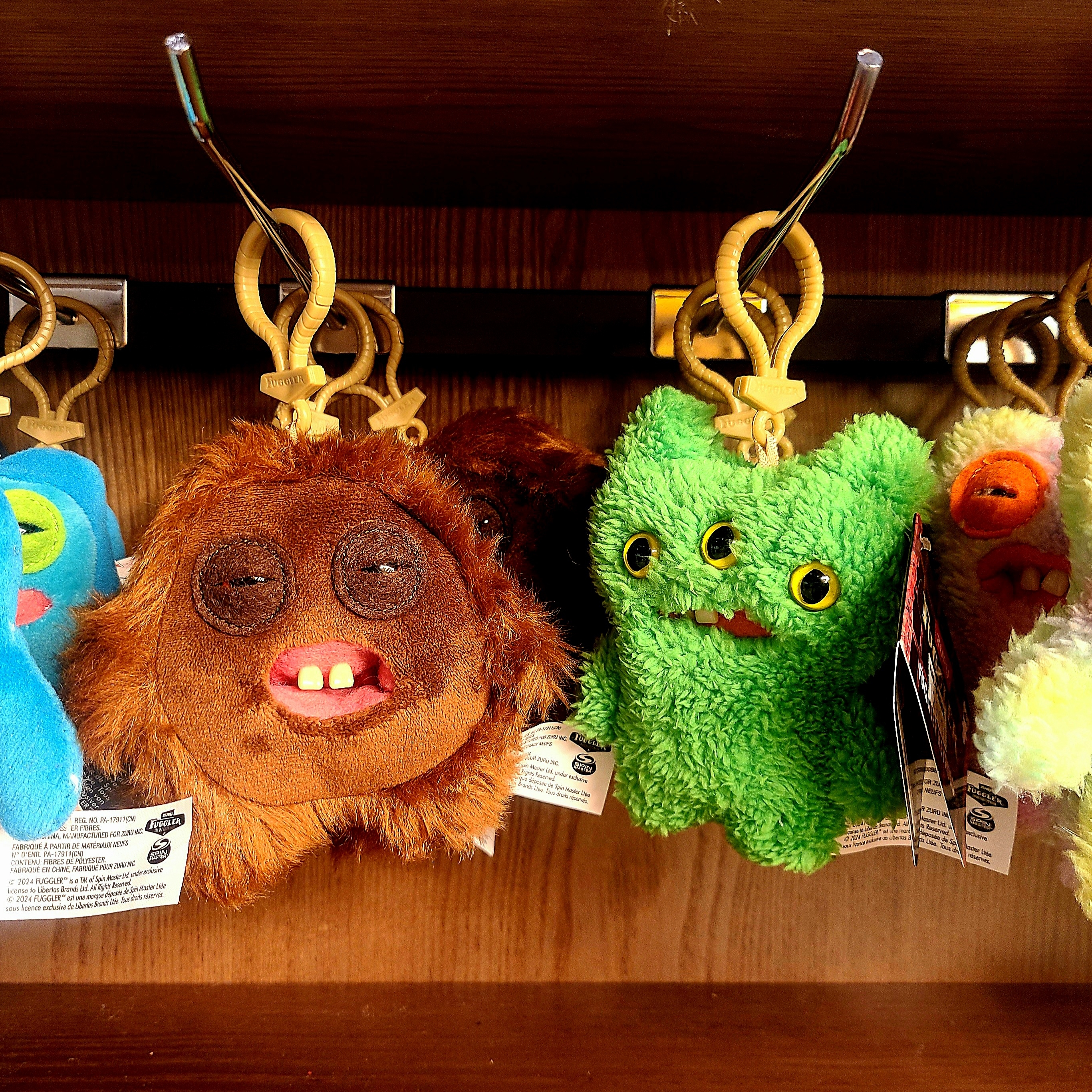 Fuggler Hedgy Grog Keyring Brown, Fuggler Reeko Grin Keyring Green 착용 스타일 - 2
