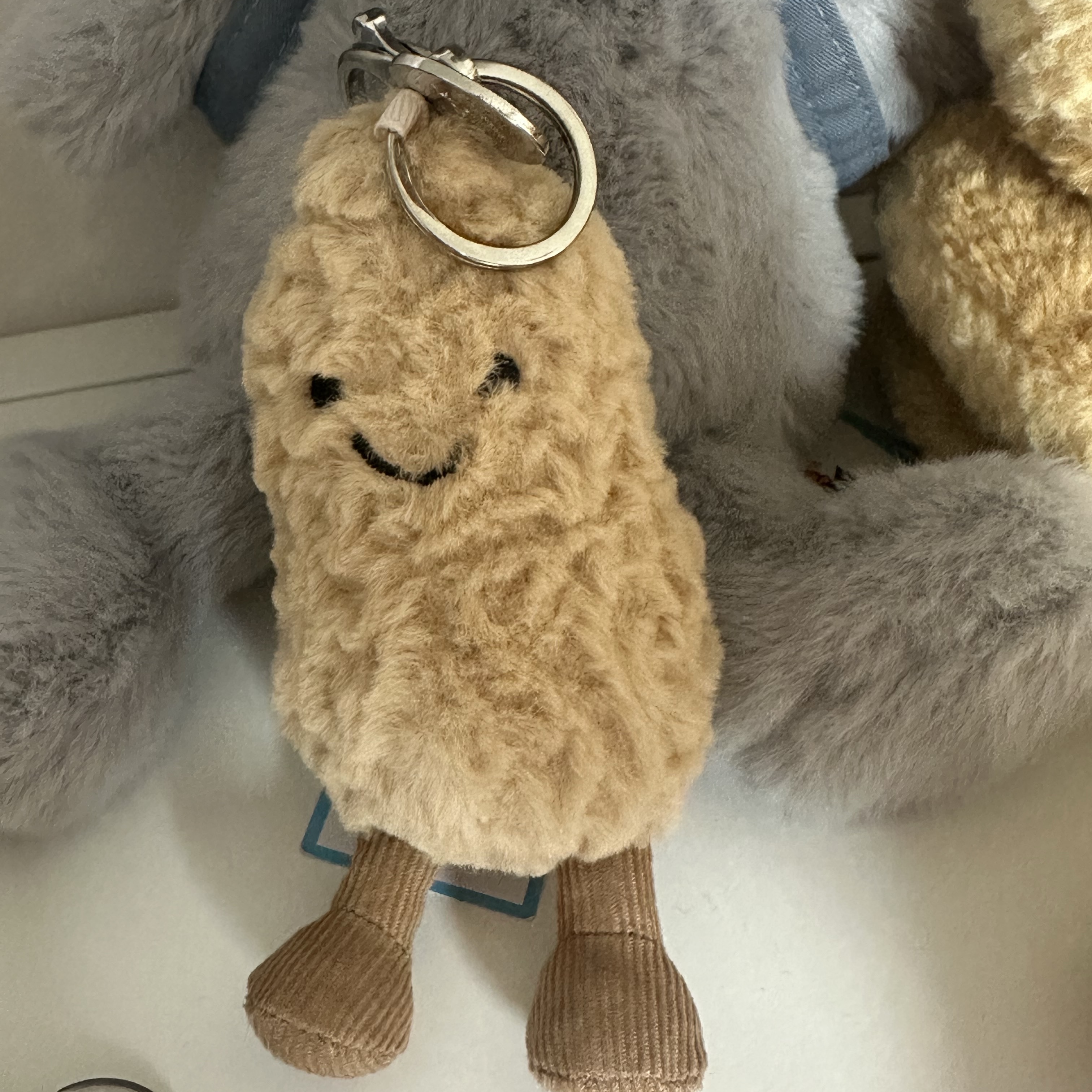 Jellycat Amuseables Peanut Bag Charm Toffee 착용 스타일