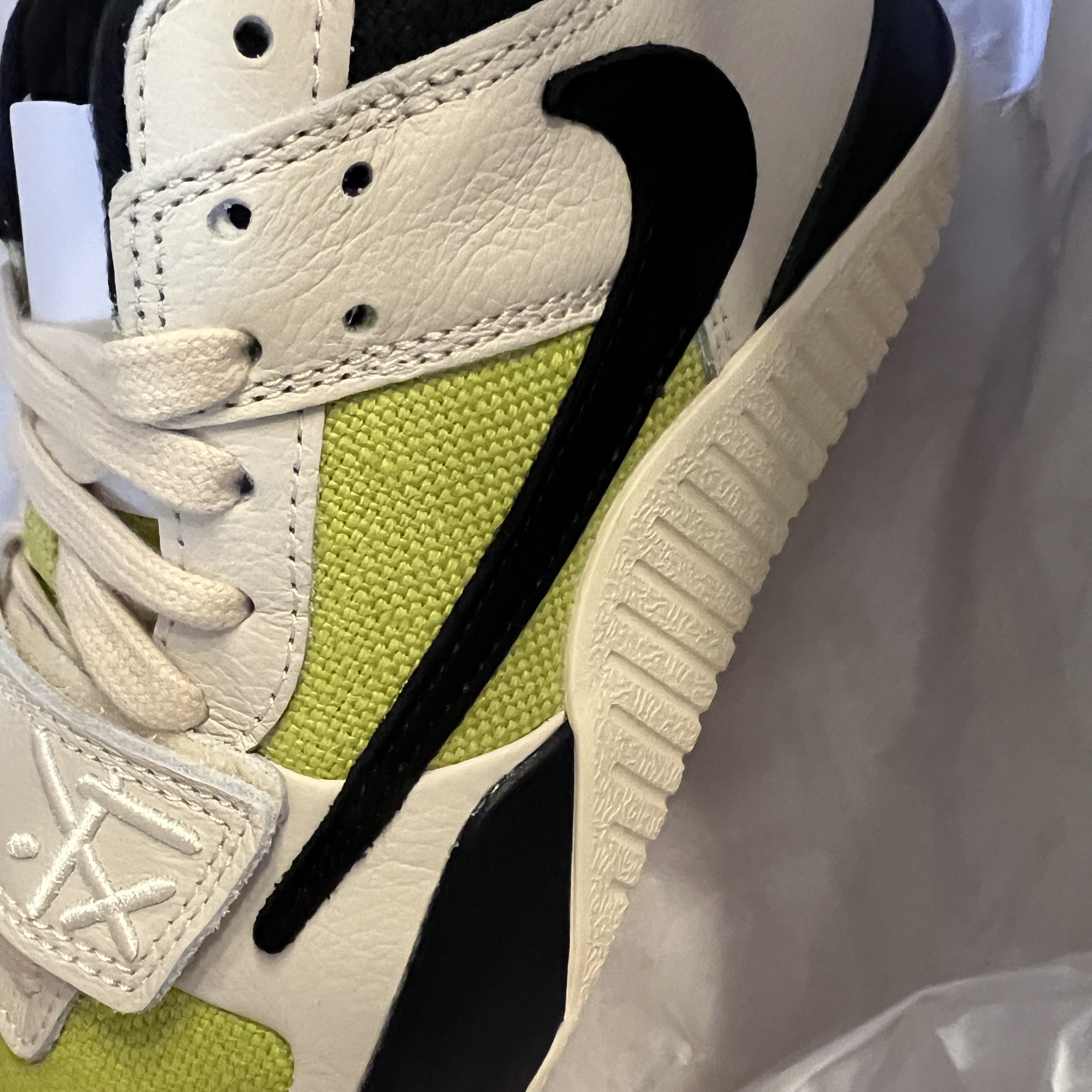 Jordan x Travis Scott Jumpman Jack TR Bright Cactus 착용 스타일