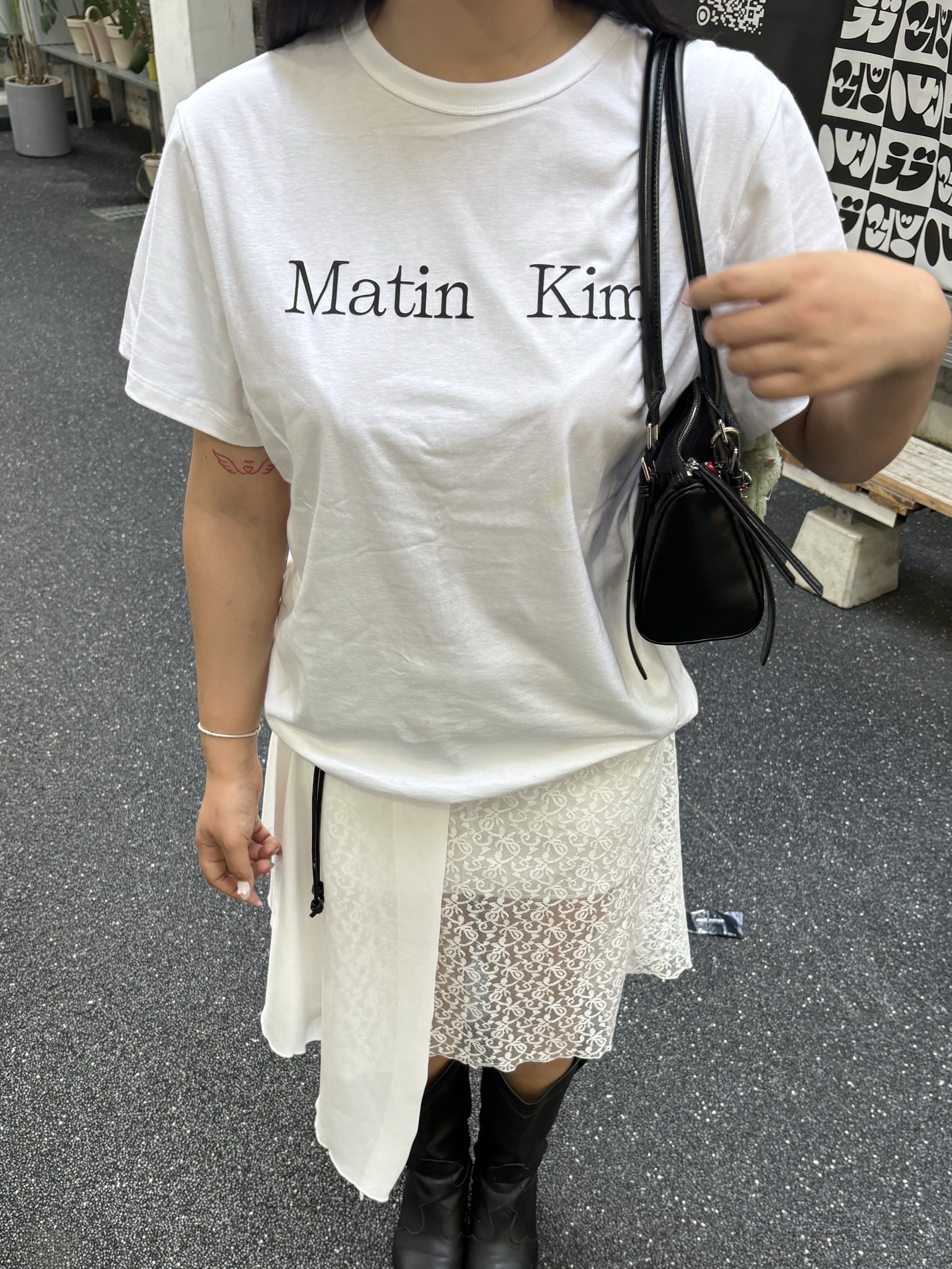 Matin Kim Logo Top White, Matin Kim Logo Jacquard Short Beanie Black 착용 스타일 - 3