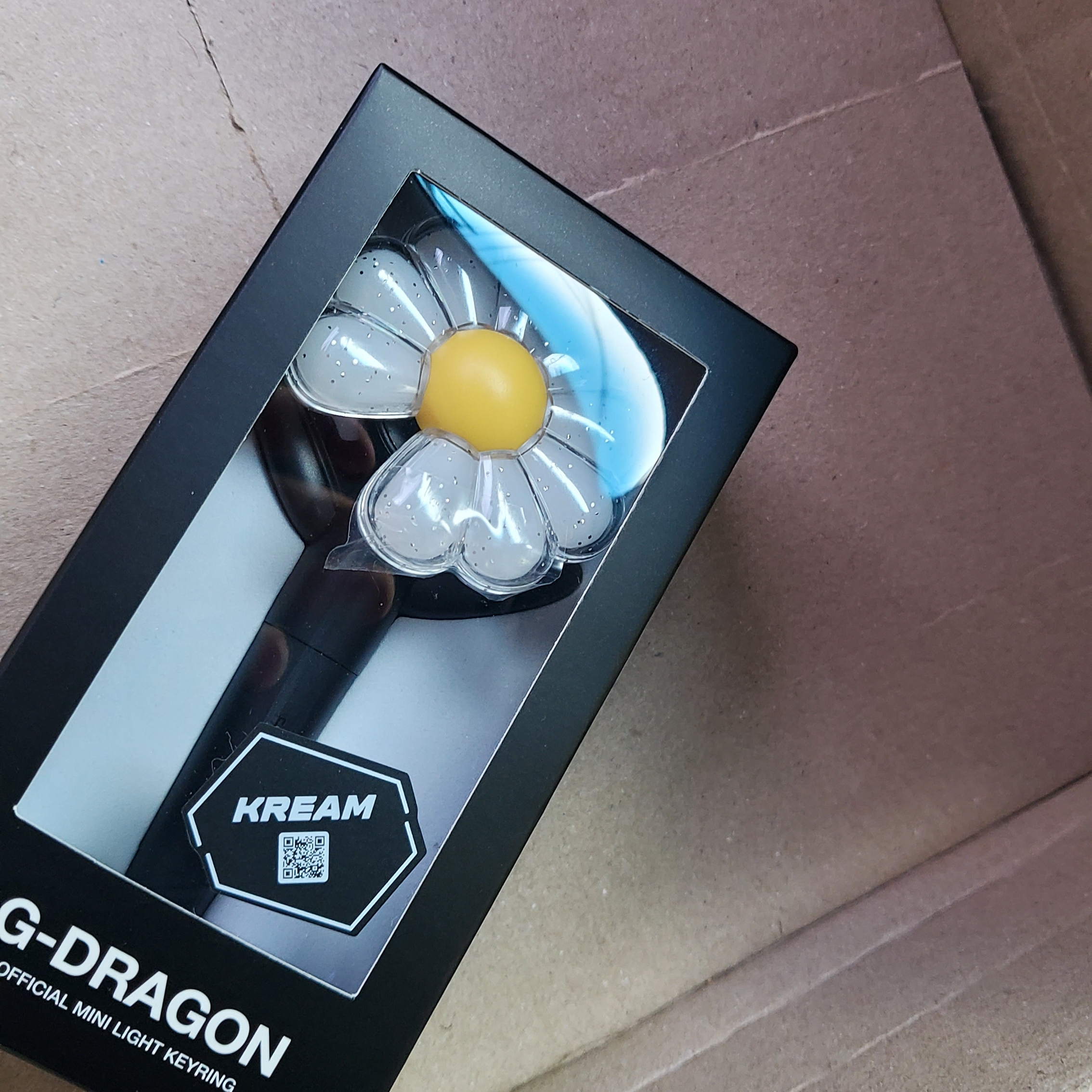G-DRAGON Ubermensch Official Mini Light Keyring 착용 스타일