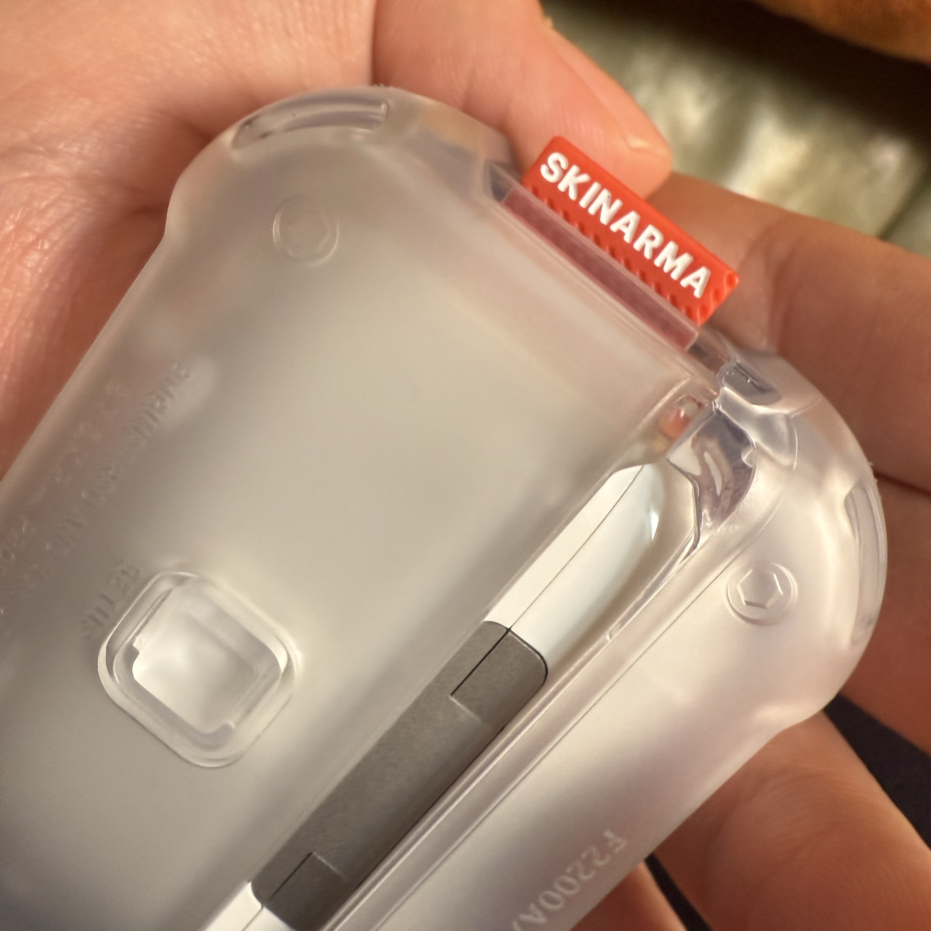 Skinarma AirPods Pro 2 Mecha Frost 착용 스타일 - 2