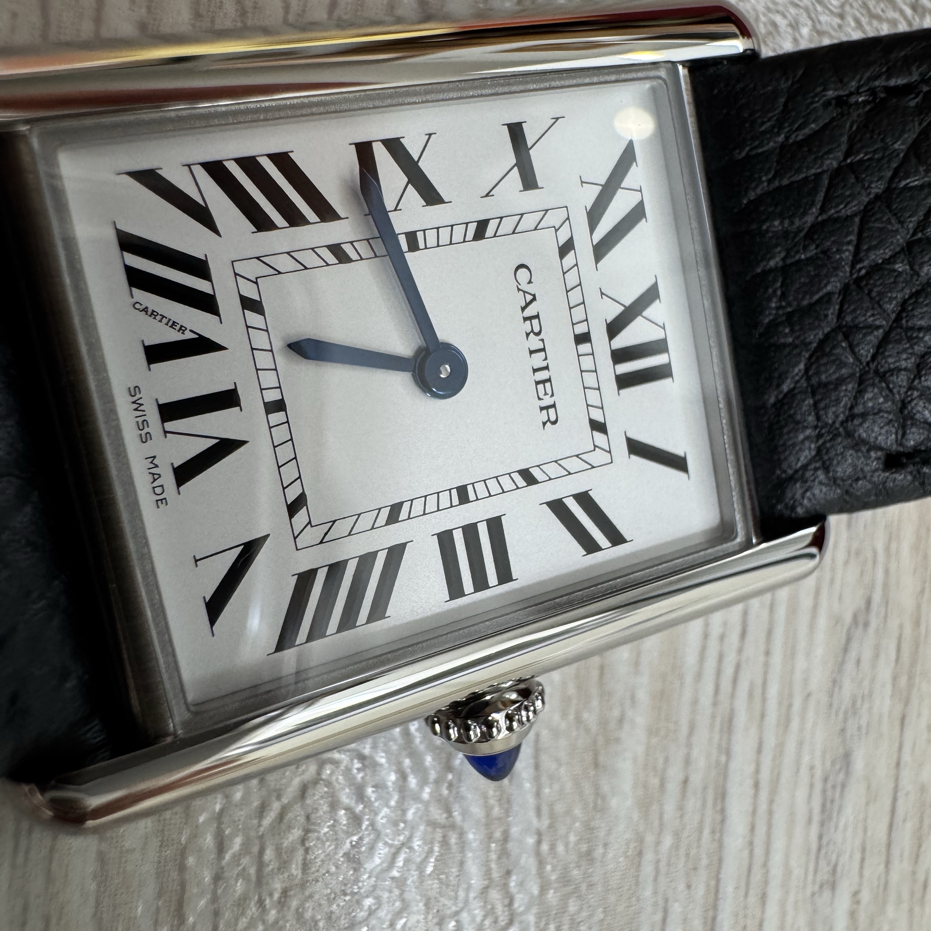 Cartier Tank Must Watch Large Quartz Steel Calfskin Black 착용 스타일 - 2