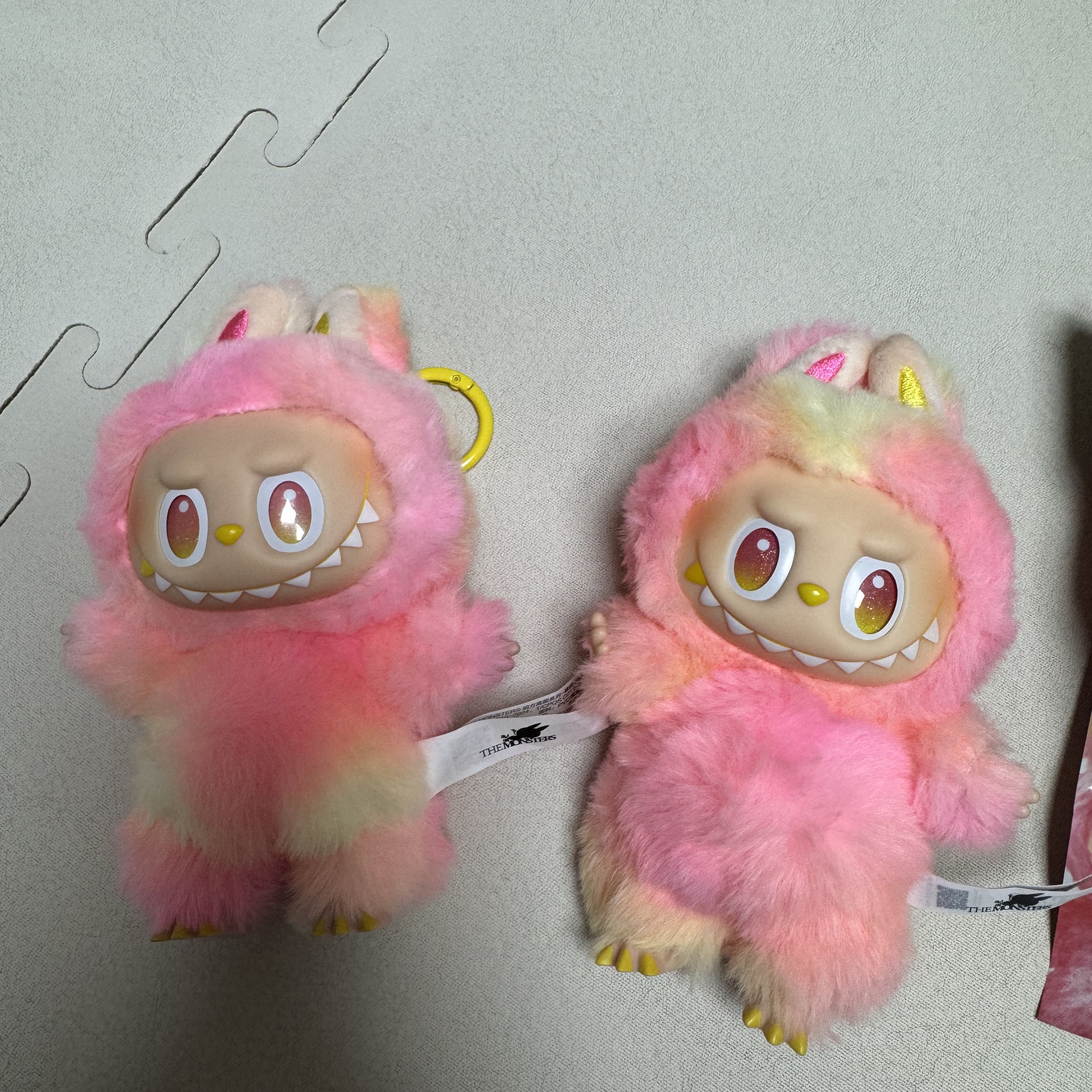 Pop Mart Labubu The Monsters Highlight Series Sealed Case (Bundle of 4/1 Blind Box) 착용 스타일