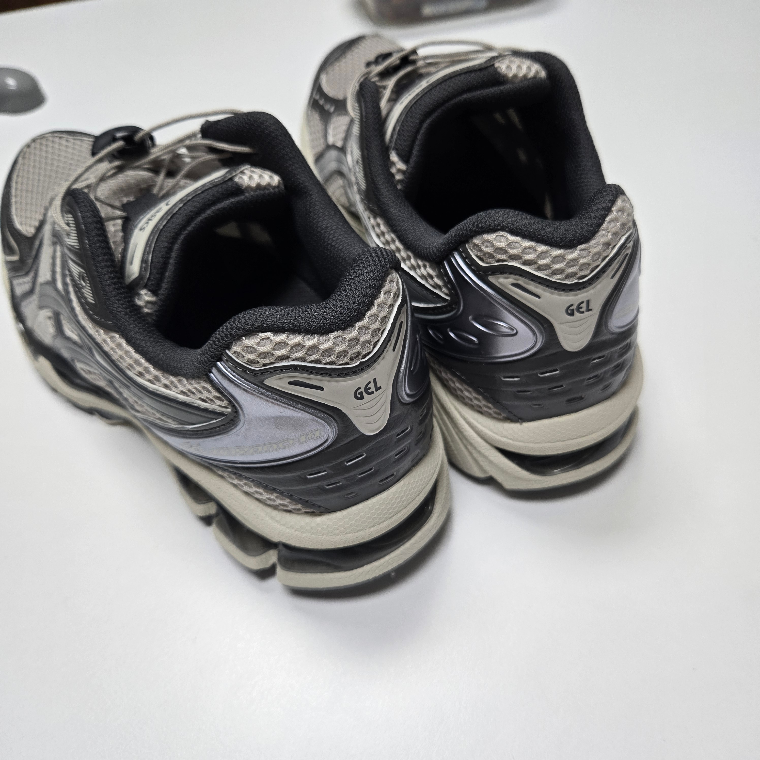 Asics Unlimited Gel-Kayano 14 Oyster Grey Clay Grey 착용 스타일 - 2