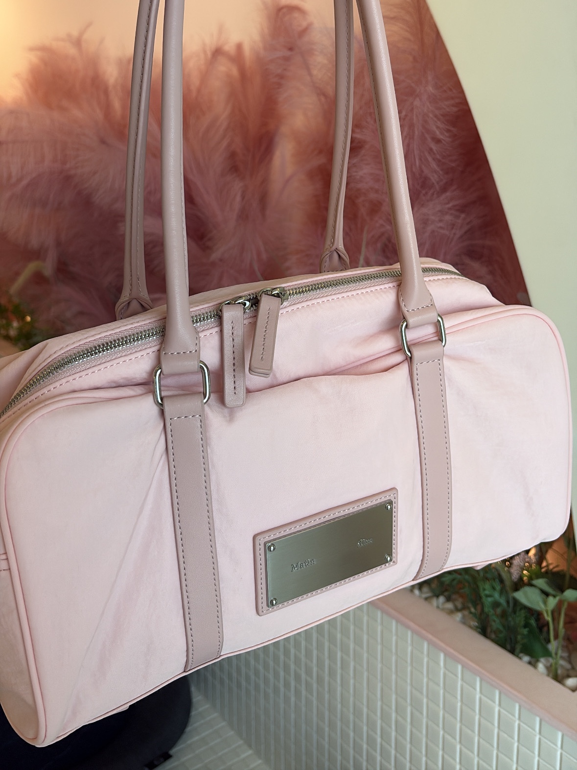 Matin Kim Sporty Tote Bag in Light Pink, Stussy Basic Stussy T-Shirt White 2024, 2025 착용 스타일 - 3