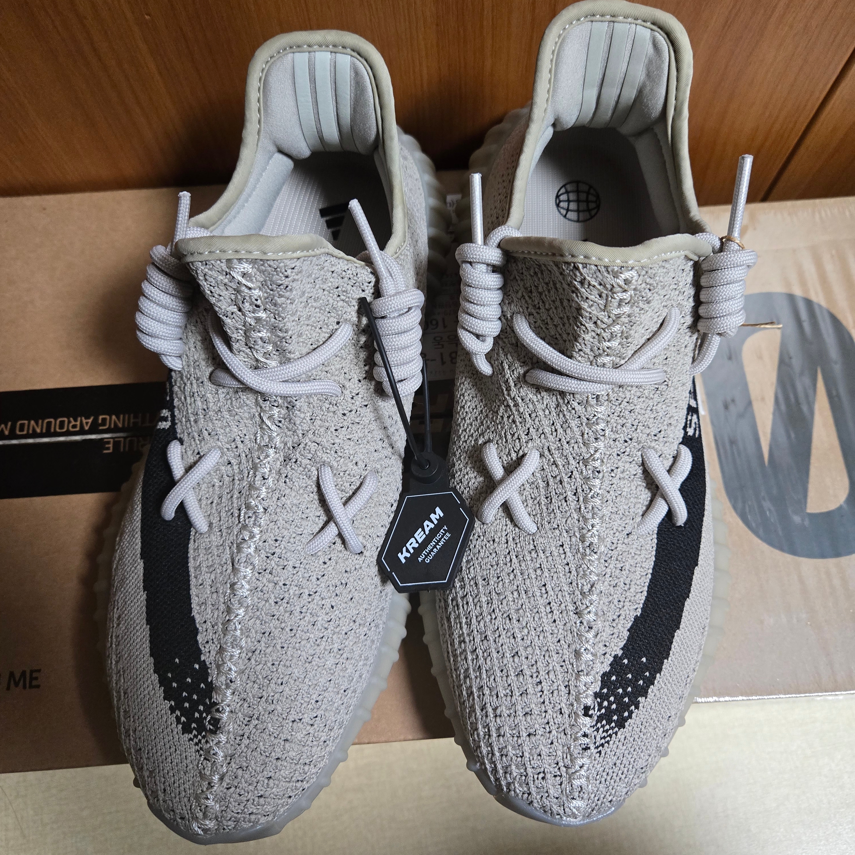 Adidas Yeezy Boost 350 V2 Slate Core Black 2022/2023 착용 스타일