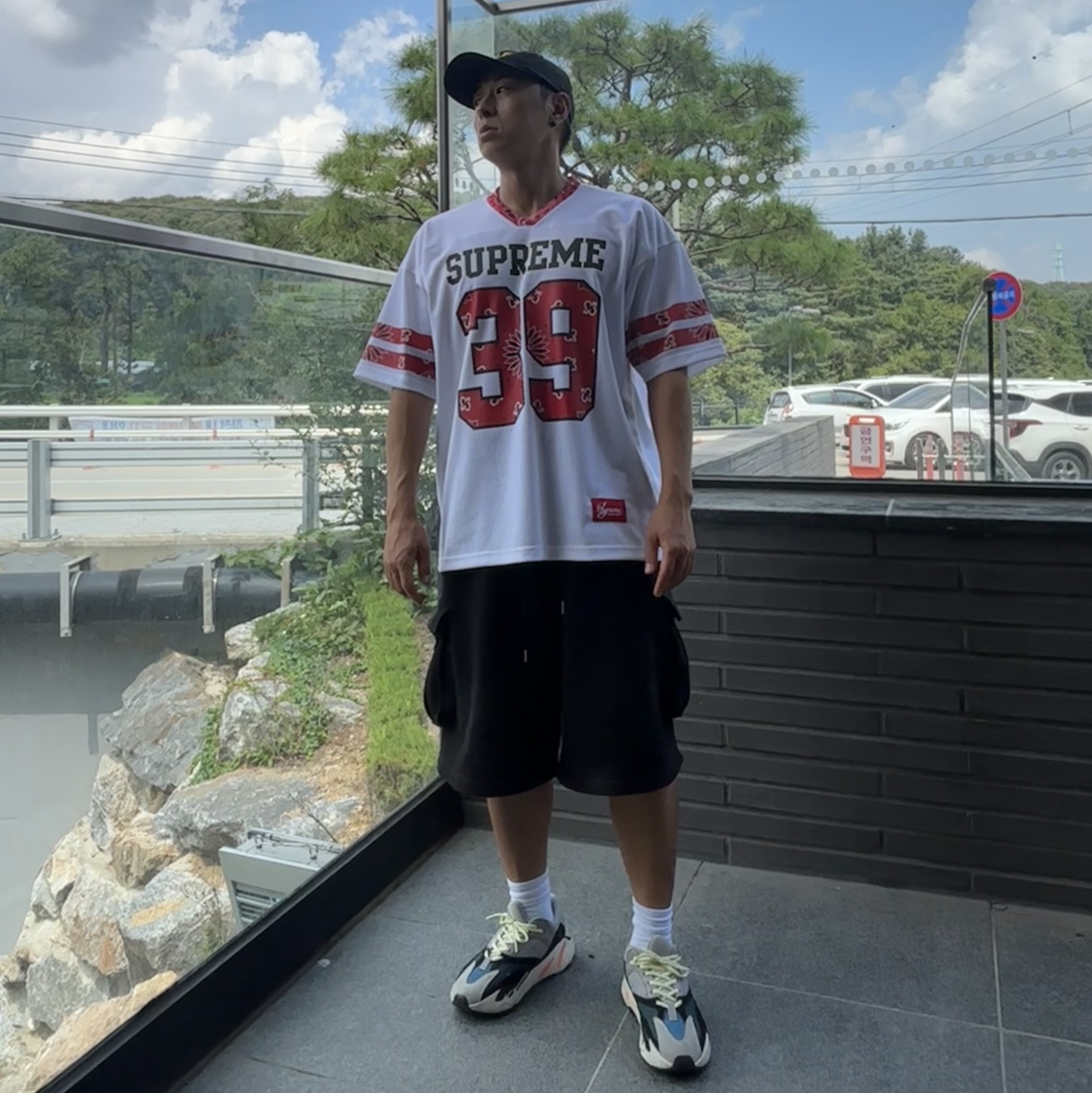 Supreme Bandana Football Jersey White - 25SS, Adidas Yeezy Boost 700 Wave Runner Solid Grey 2017/2019 착용 스타일 - 2
