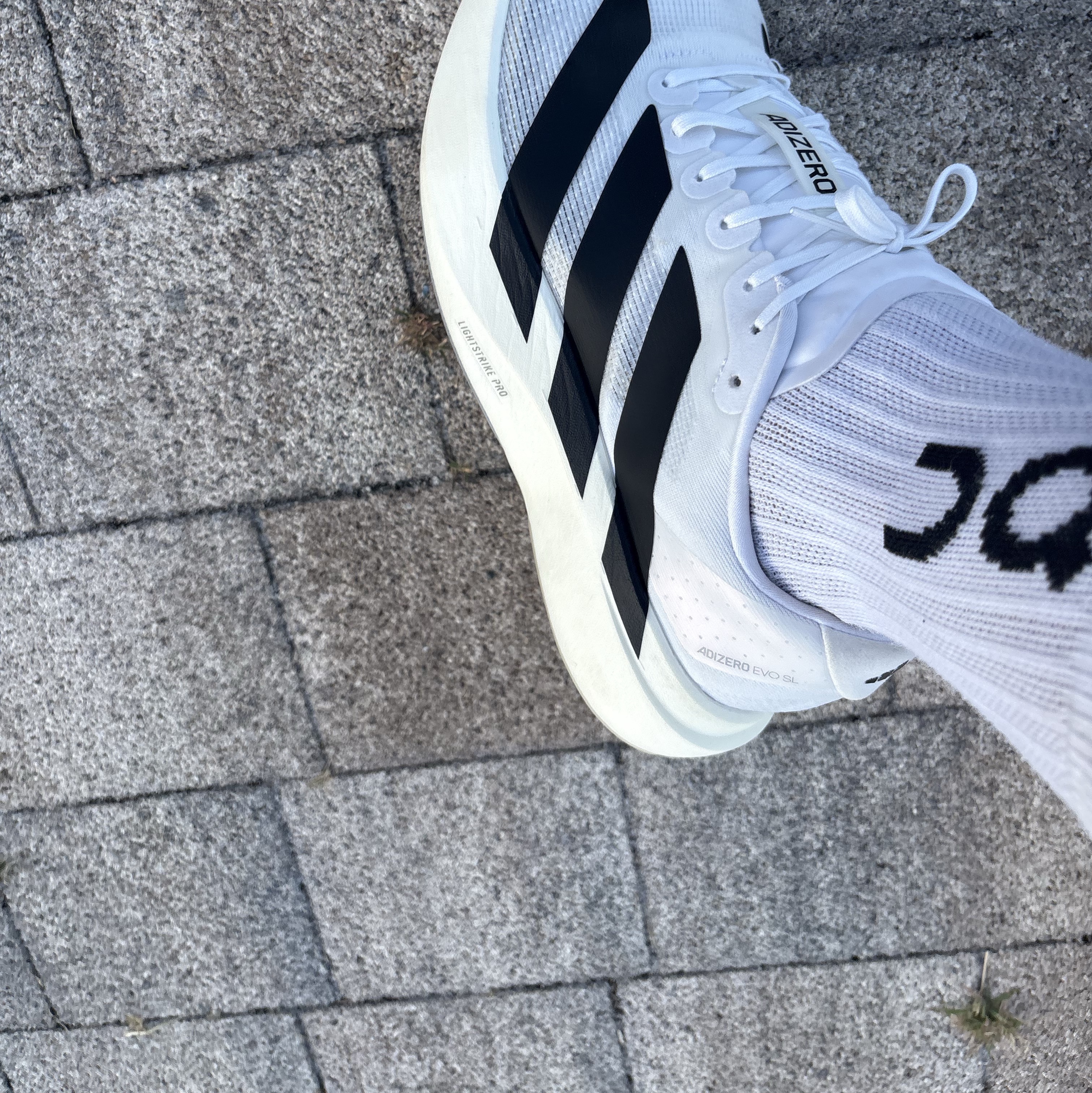 Adidas Adizero EVO SL Cloud White Core Black 착용 스타일