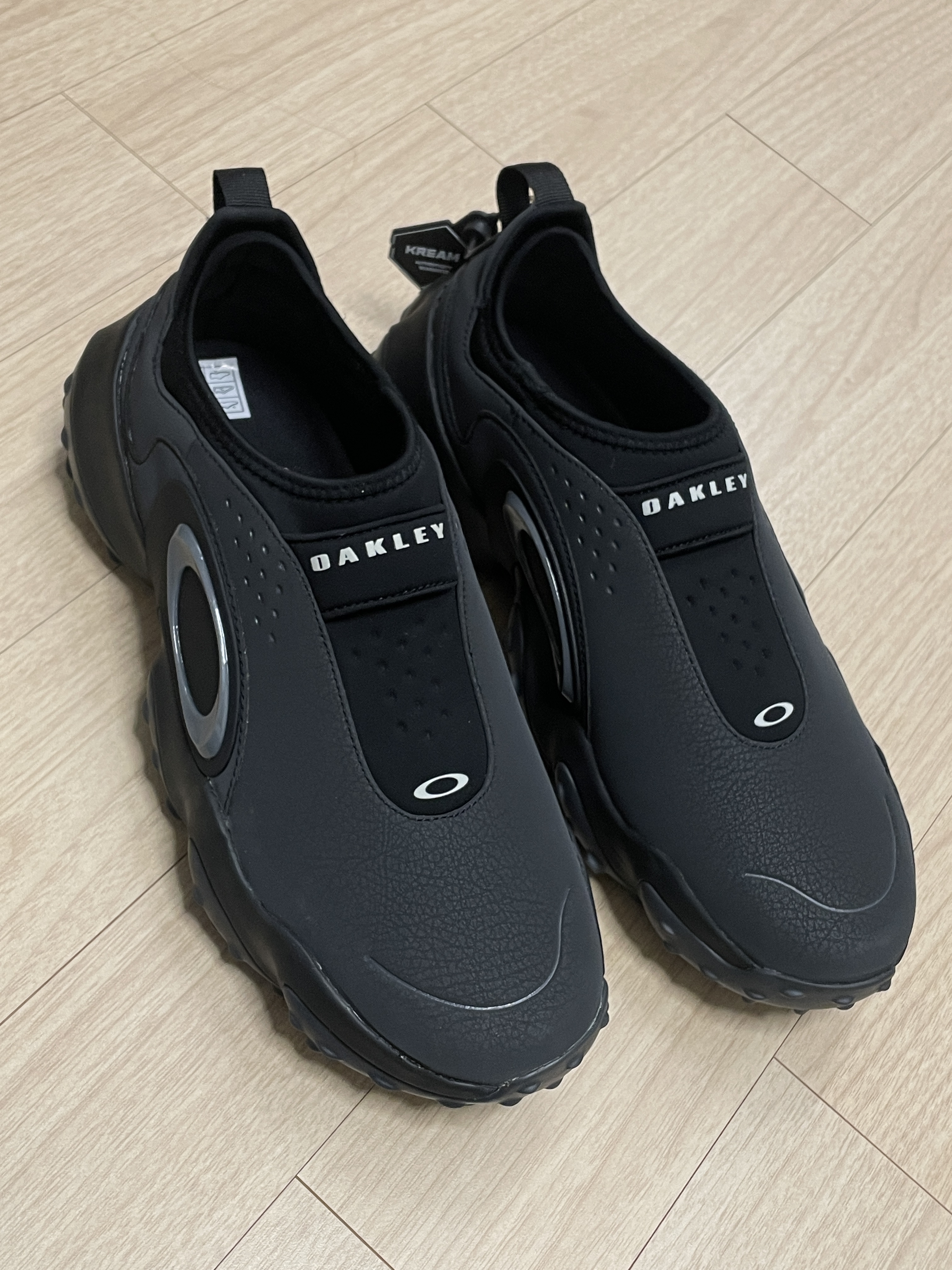 Oakley Edge Icon Blackout 착용 스타일