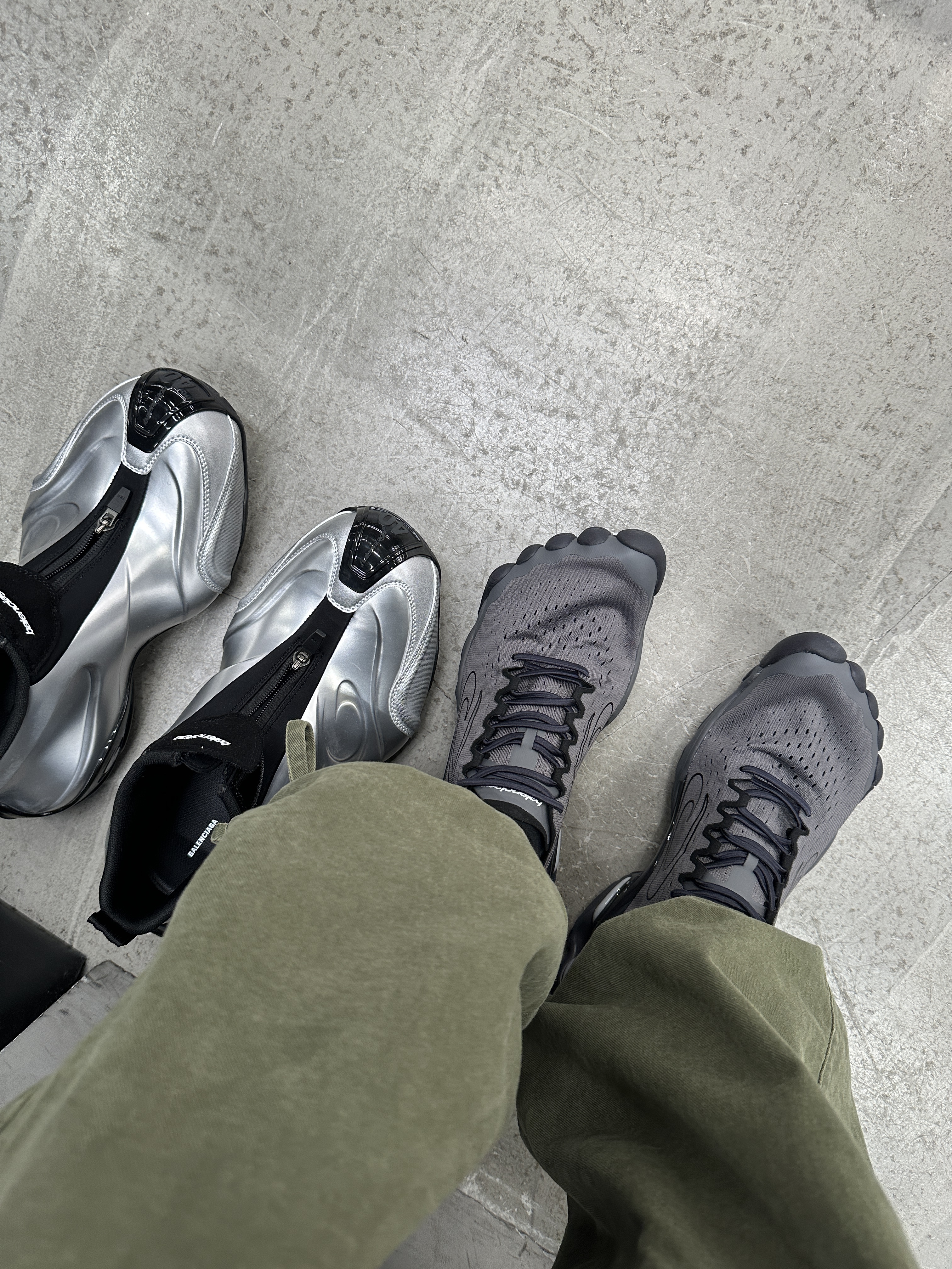 Nonnod Double Pocket Cargo Pants Vintage khaki, Balenciaga Basketball Sneakers Silver Black 착용 스타일 - 4