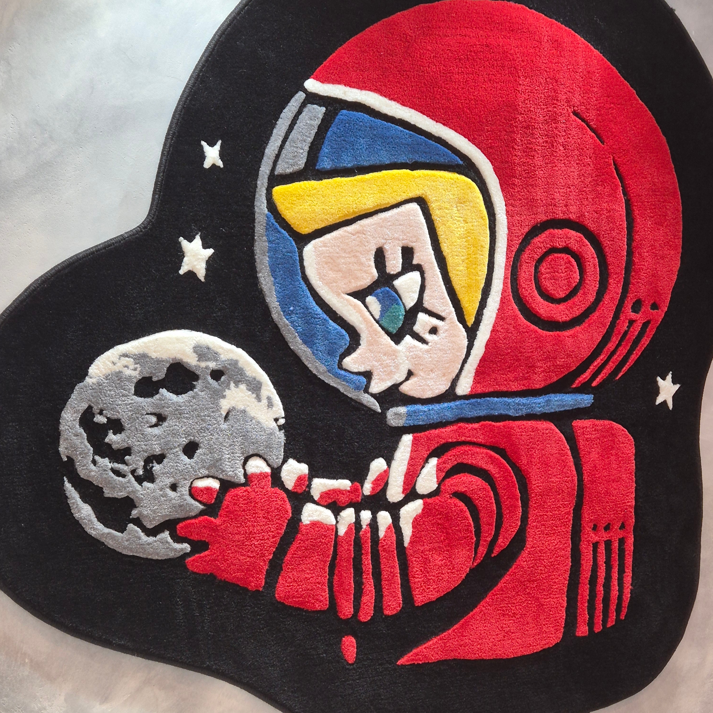 Pop Mart Mega Space Molly Hello Moon Floor Rug 착용 스타일