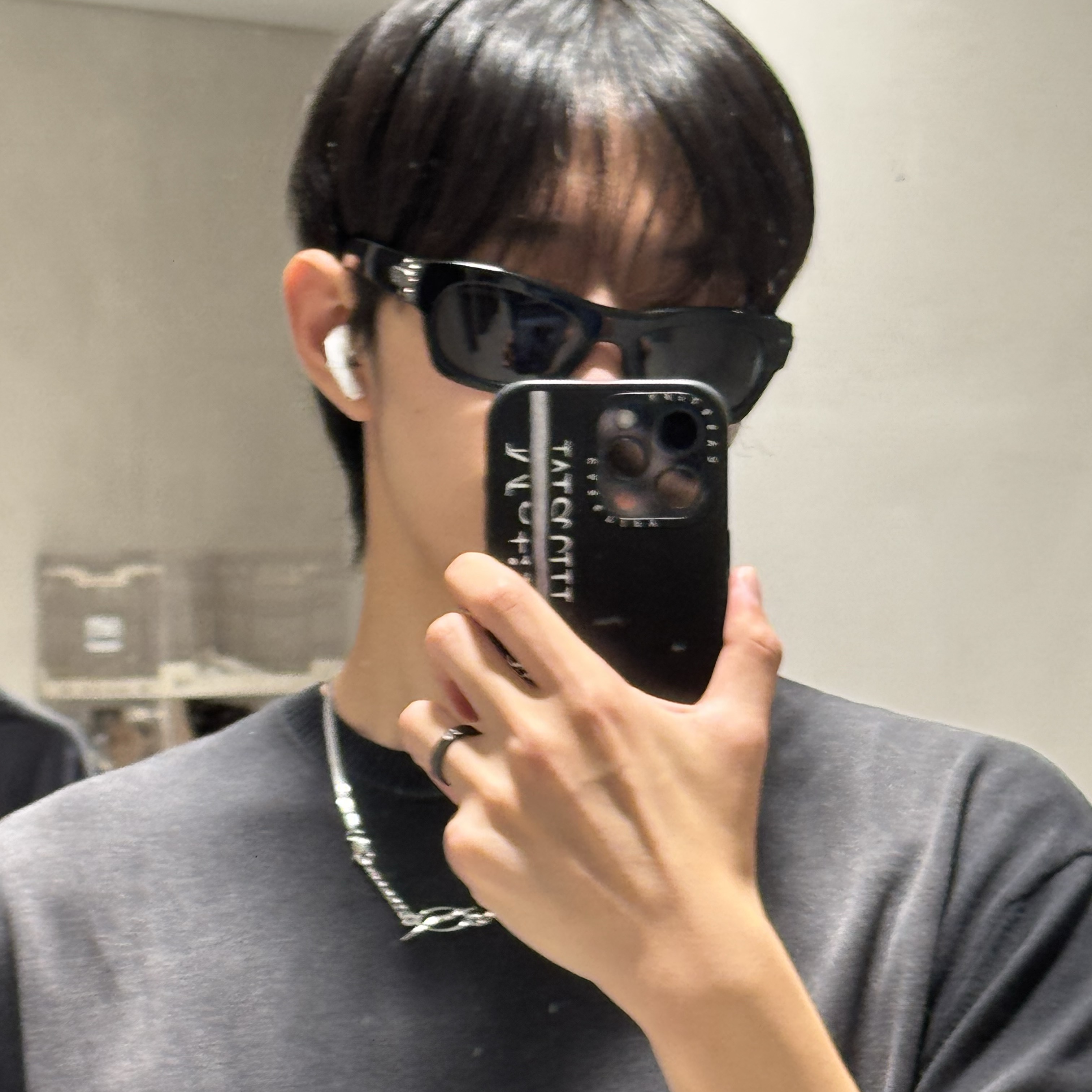 Louis Vuitton LV Frog Round Square Sunglasses Black, Tiffany & Co. 1837 Ring Narrow Silver 착용 스타일