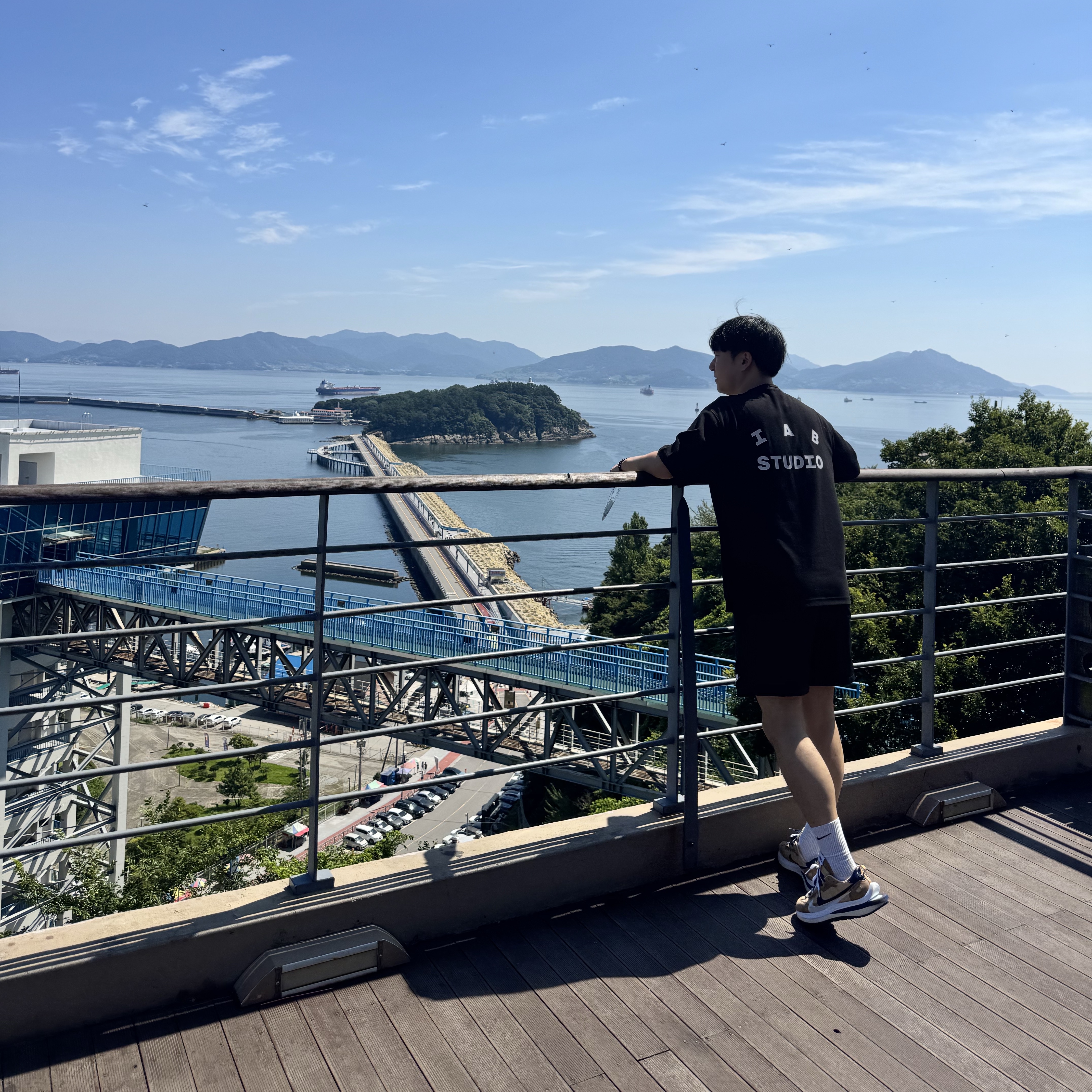 Nike x Sacai VaporWaffle Sesame and Blue Void 착용 스타일