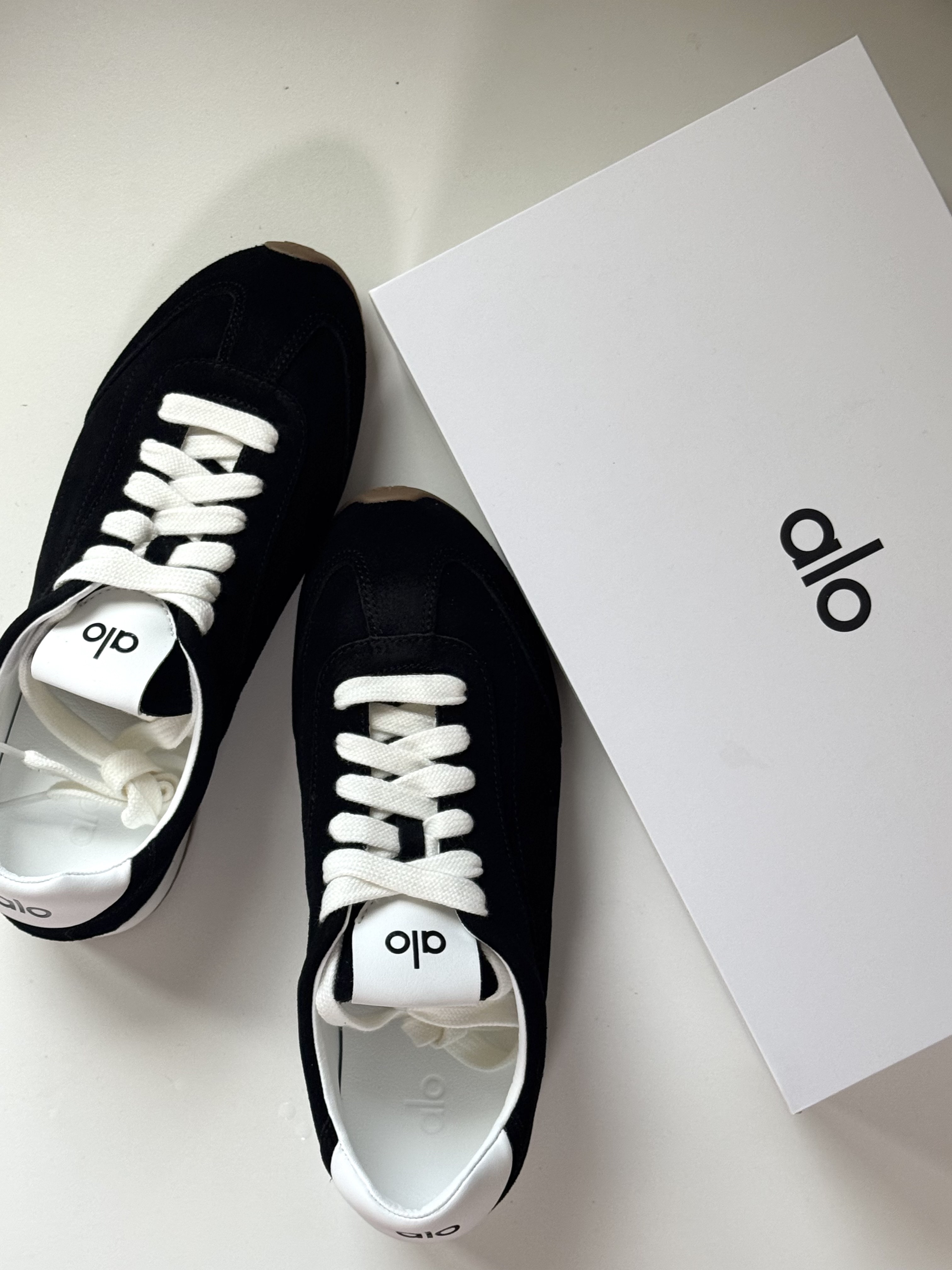 (W) Alo Yoga Sunset Sneaker Black 착용 스타일