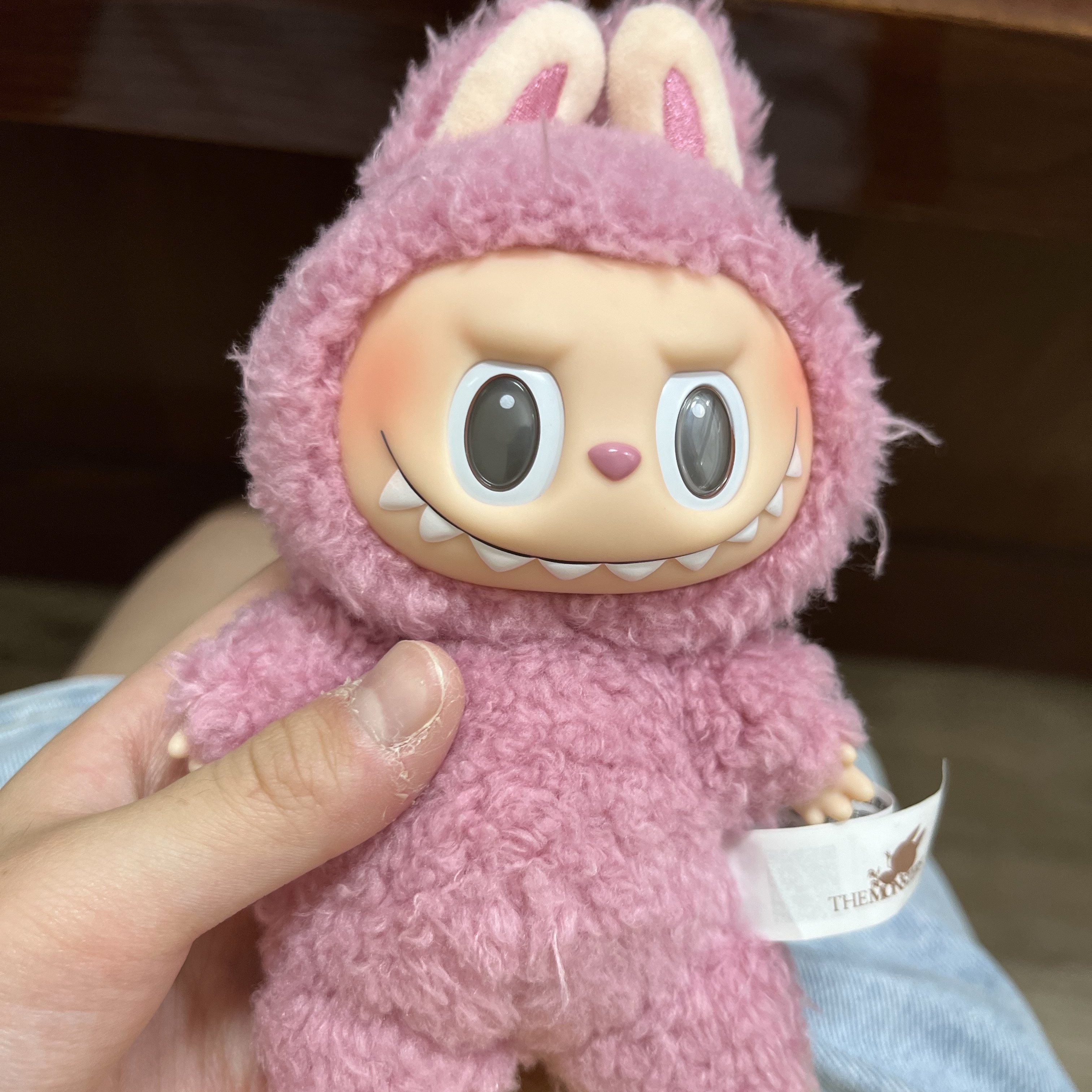 Pop Mart Labubu The Monsters Labubu Tasty Macarons Series Lyche Berry Keyring 착용 스타일