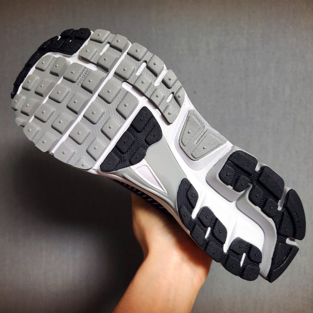 Nike Zoom Vomero 5 Metallic Silver Black 착용 스타일 - 3