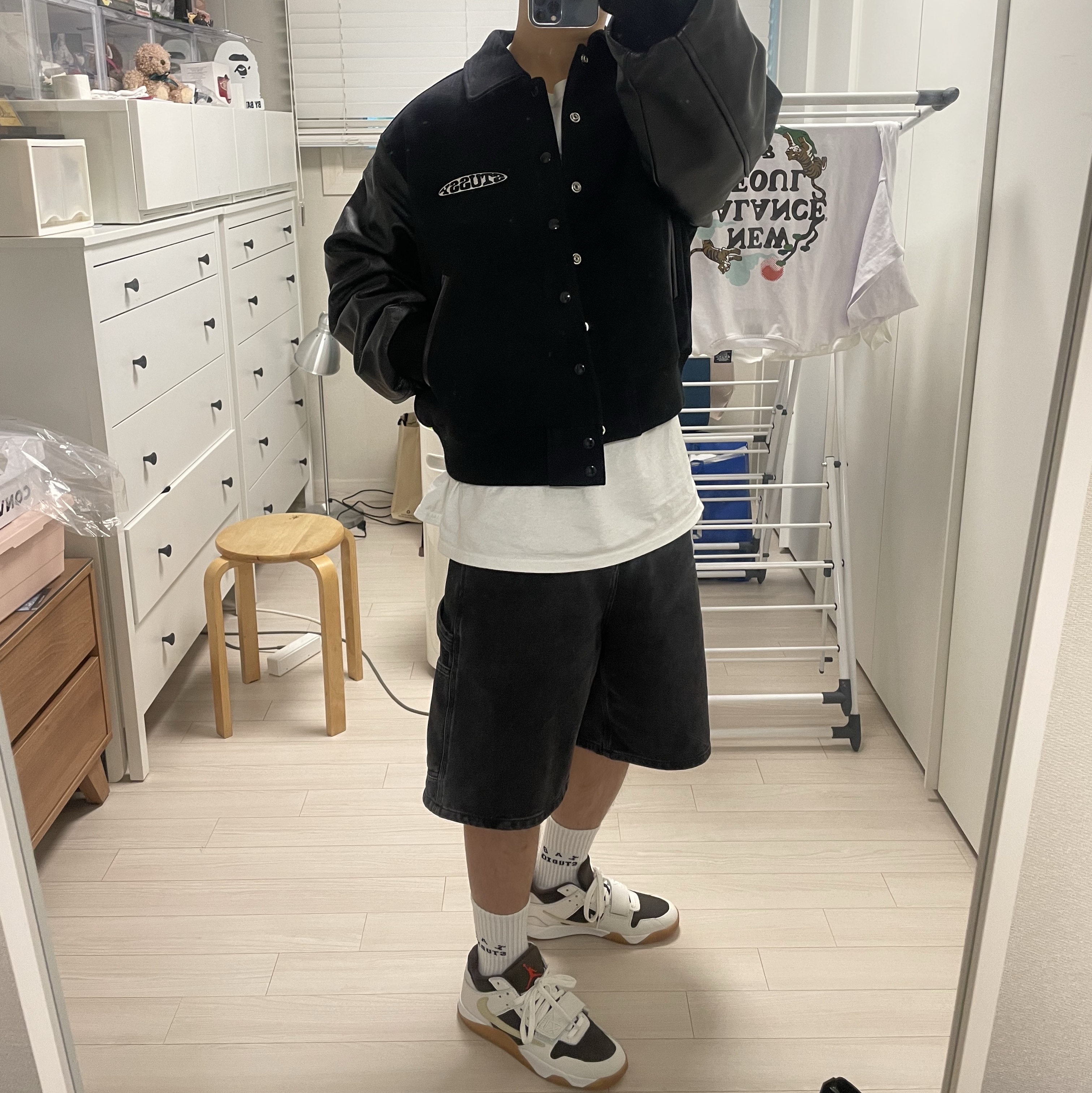 Stussy Globe Varsity Jacket Black 착용 스타일 - 1