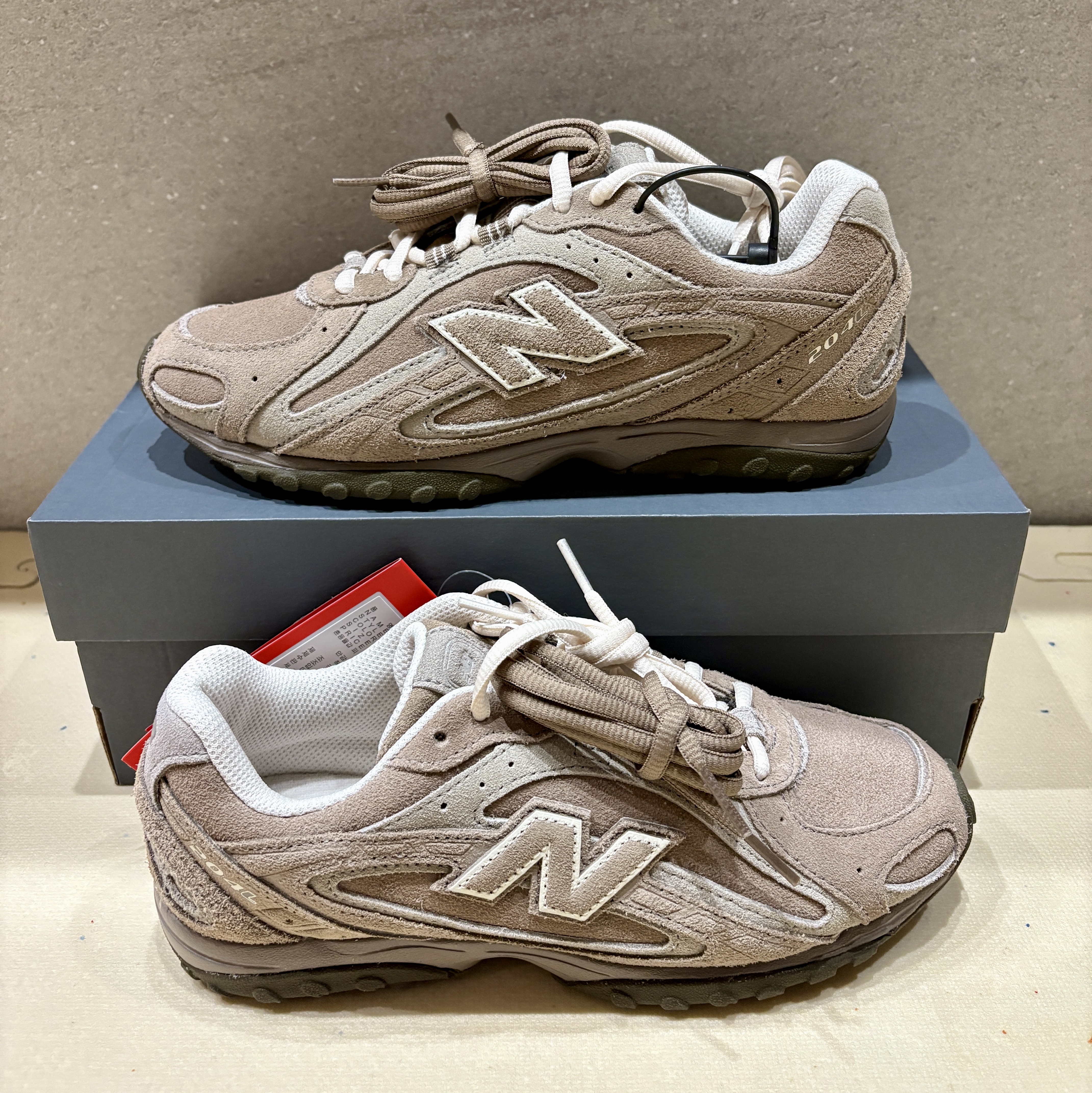 New Balance 204L Suede Mushroom Arid Stone 착용 스타일 - 2