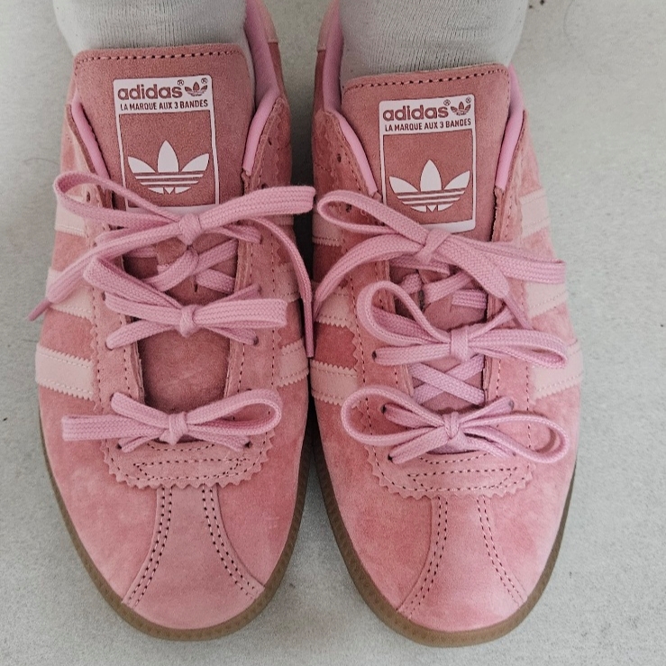 Adidas Bermuda Glow Pink 착용 스타일