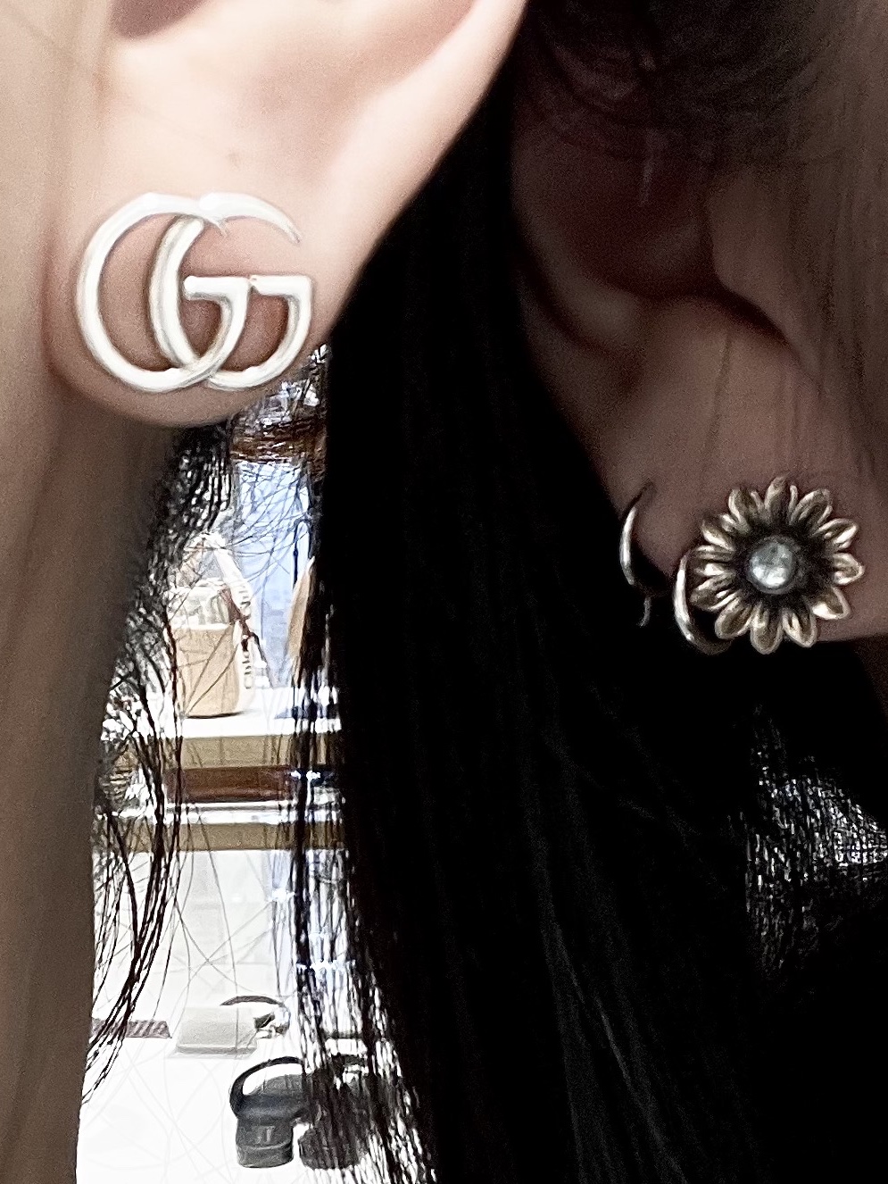 Gucci Double G Flower Stud Earrings Silver Aged Finish 착용 스타일