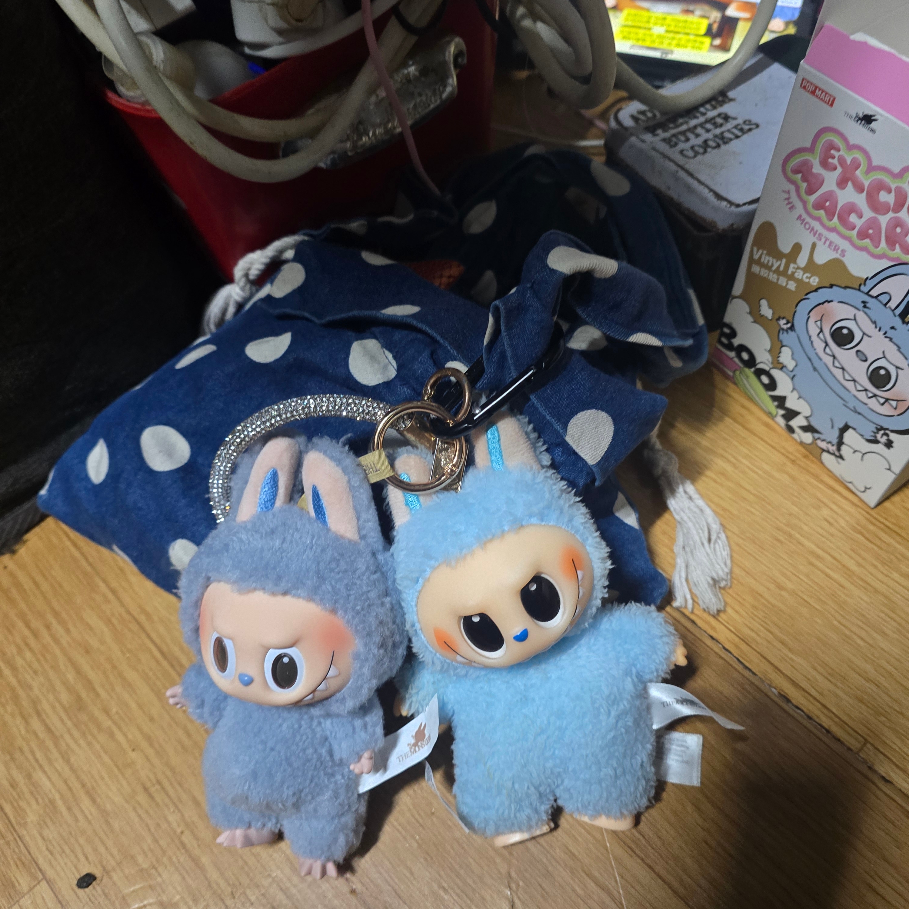Pop Mart Labubu The Monsters Labubu Tasty Macarons Series Sea Salt Coconut Keyring 착용 스타일