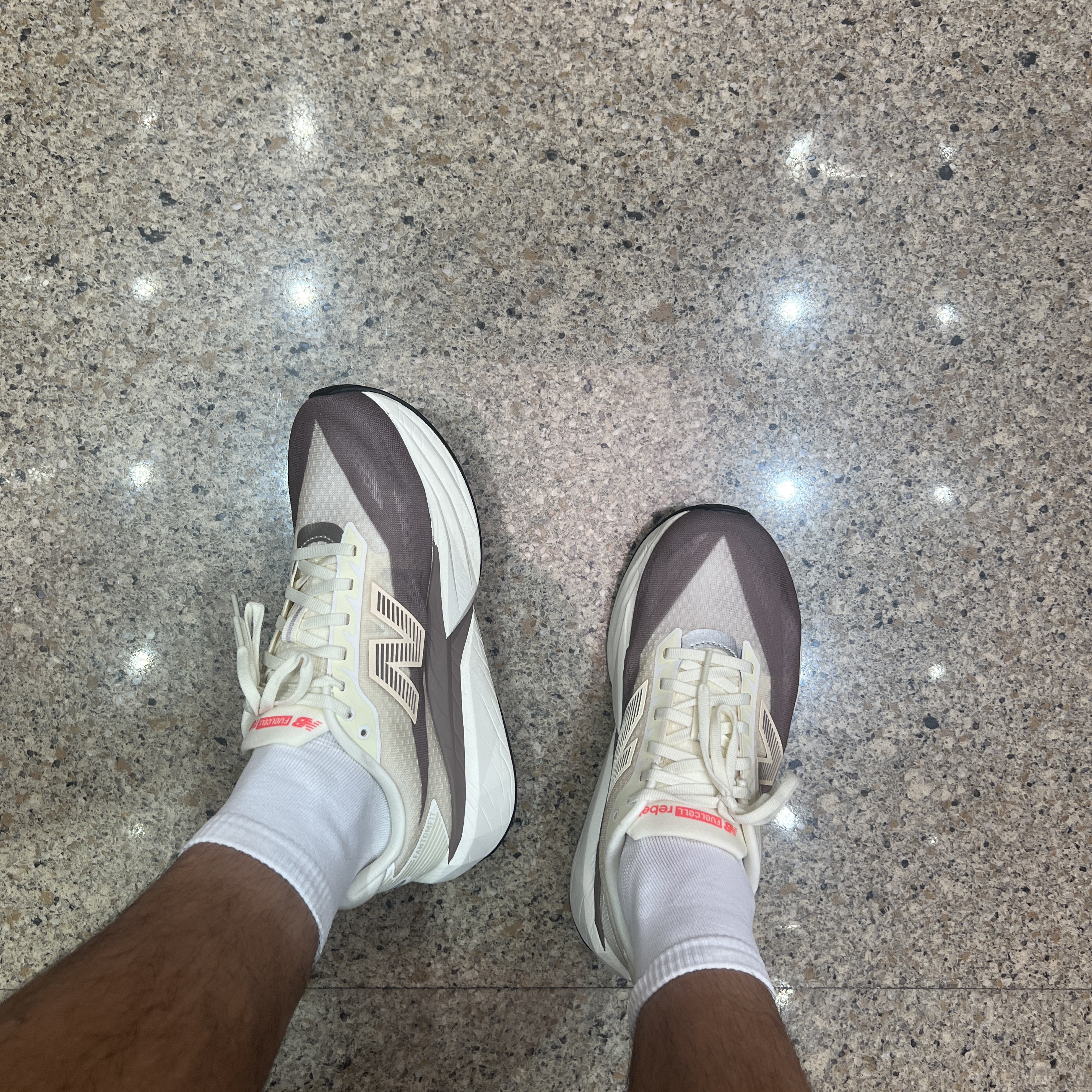 New Balance FuelCell Rebel v5 Angora Earth Shadow Sea Salt - 2E Wide 착용 스타일