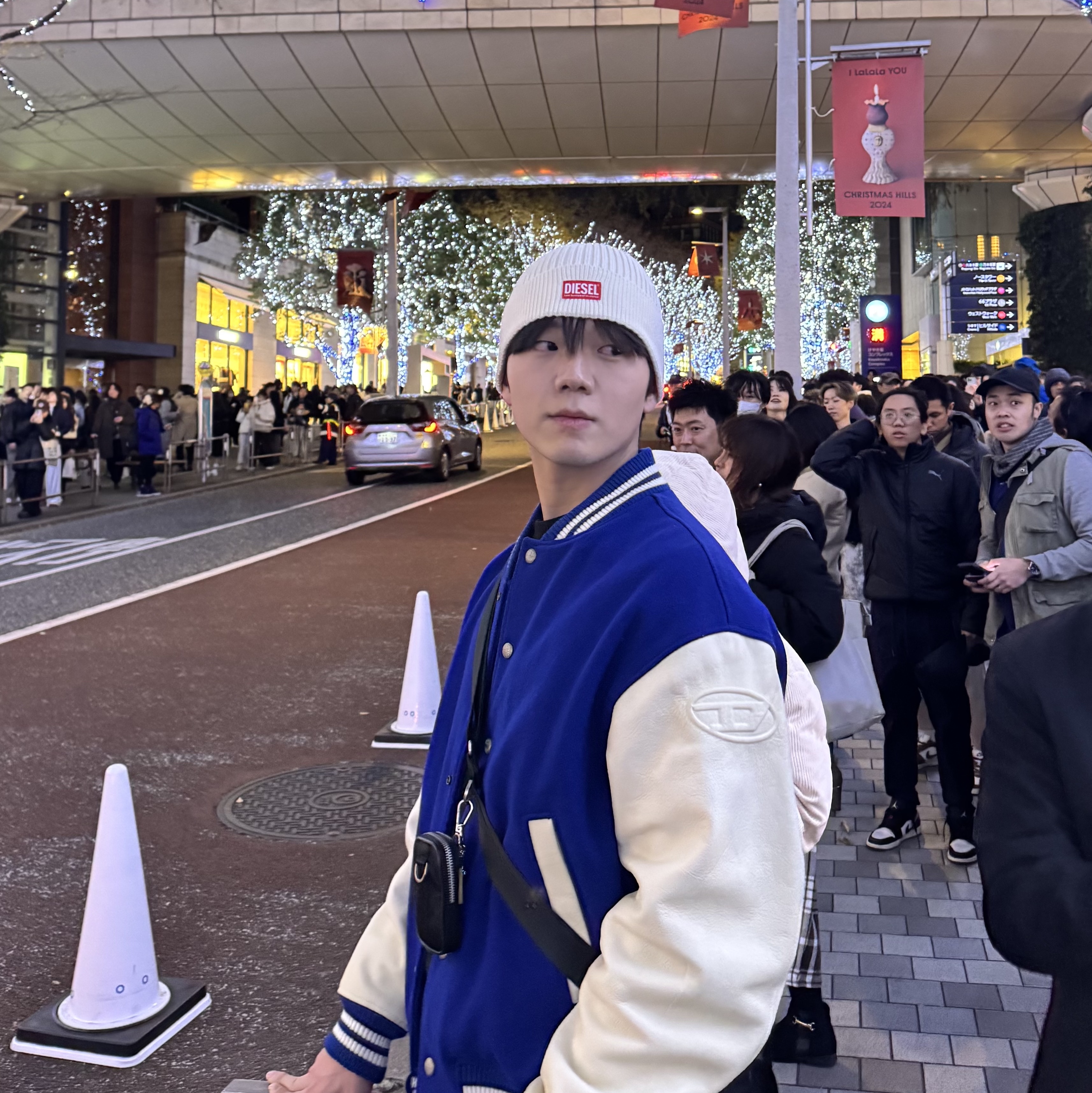 Diesel Bomber Jacket Leather and Wool Blue, Diesel K-Coder-G 2X2 Ribbed Beanie with Logo Patch White 착용 스타일 - 1