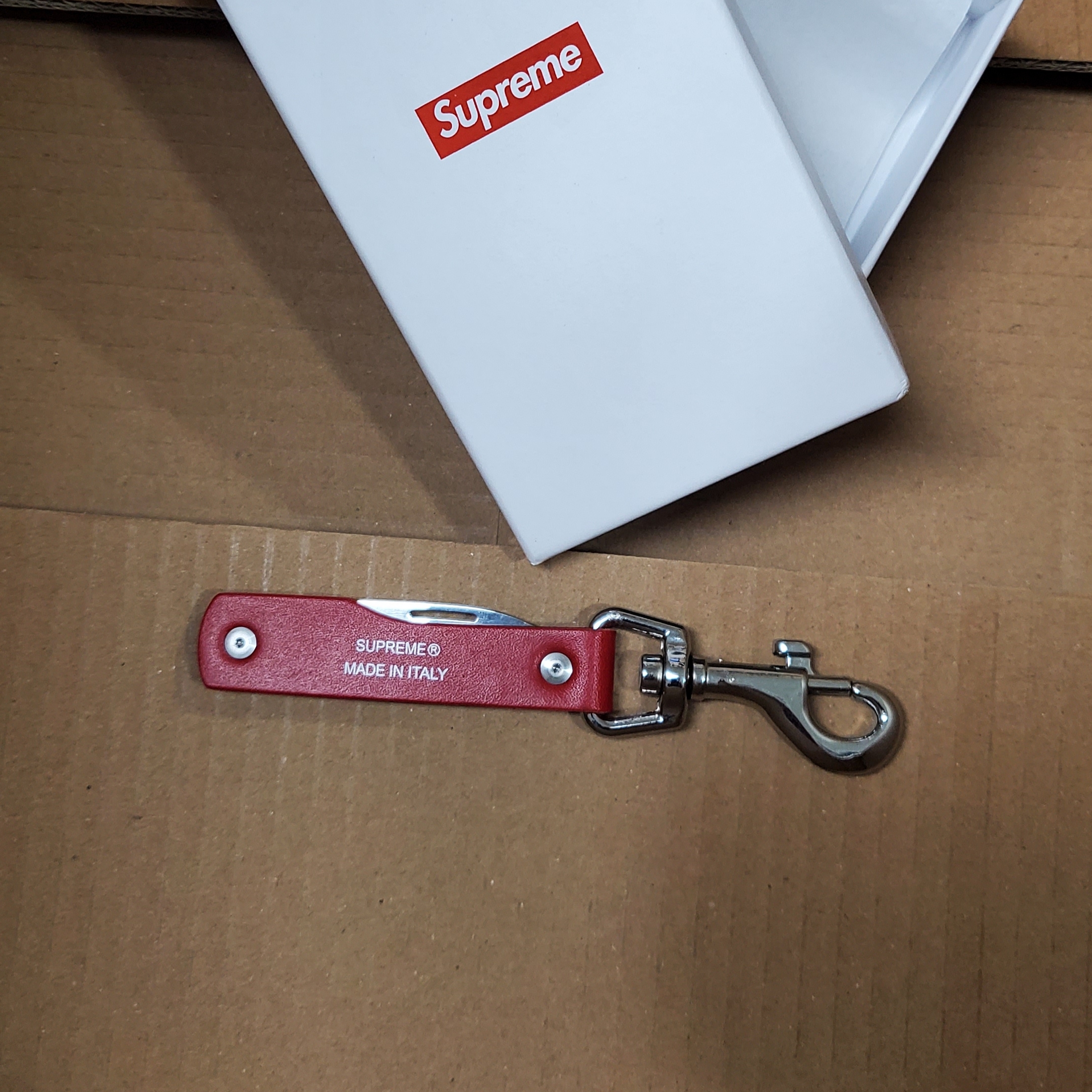 Supreme Leather Clip Knife Red - 25SS 착용 스타일