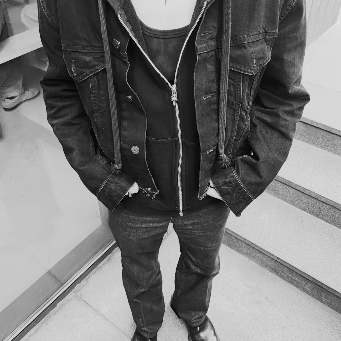 Chrome Hearts Scroll Logo Fleece Zip-Up Hoodie Black 착용 스타일