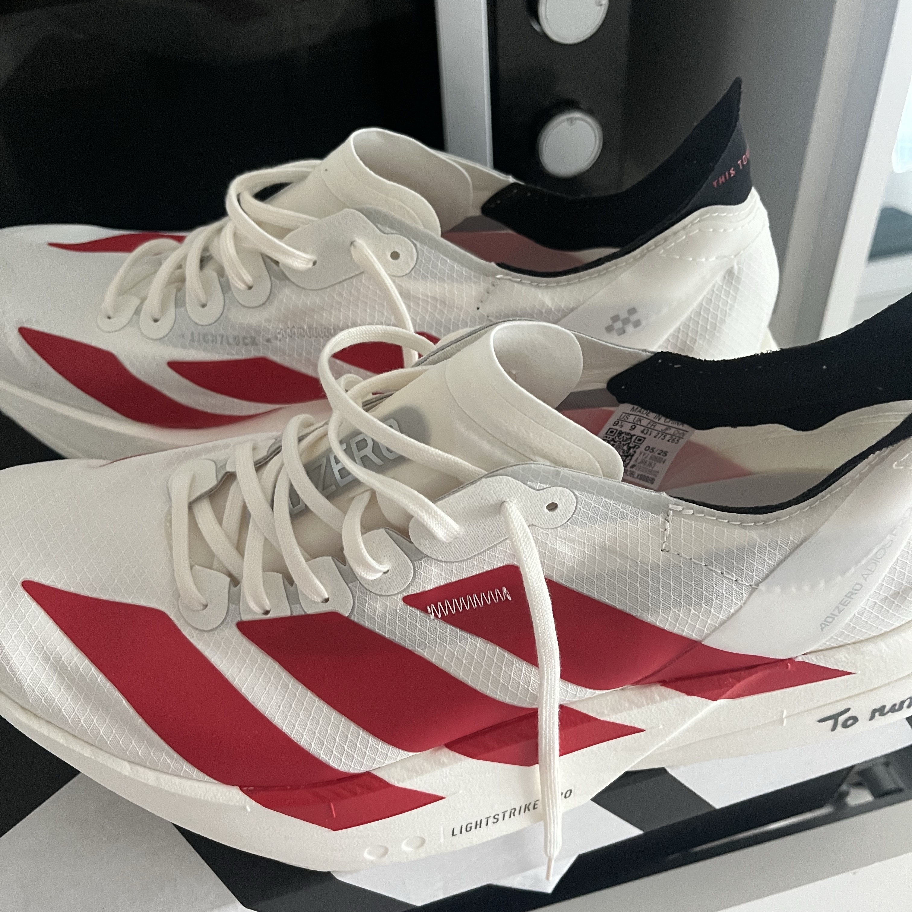 Adidas Adizero Adios Pro 4 Off White Better Scarlet 착용 스타일