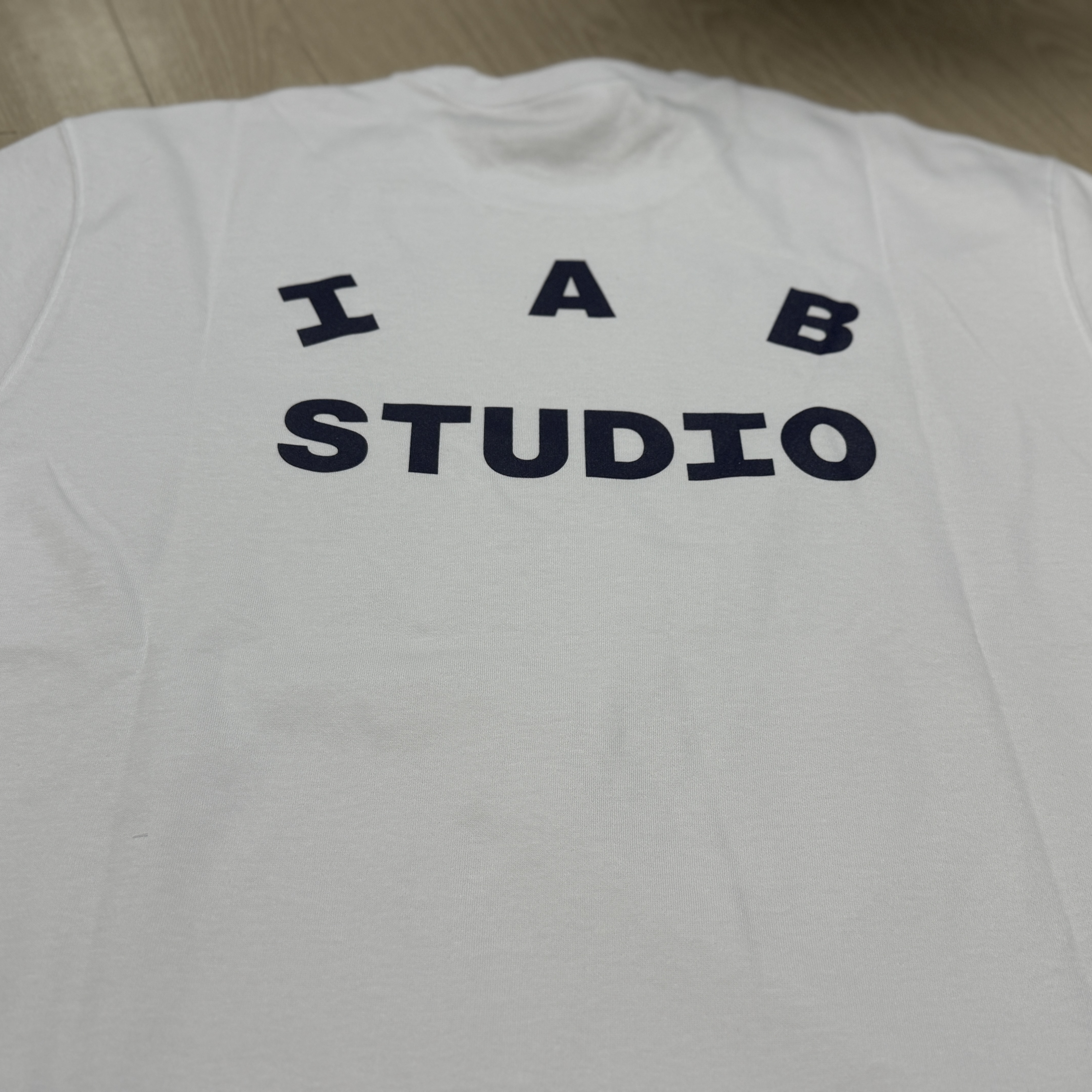 IAB Studio T-Shirt White Navy 착용 스타일 - 2