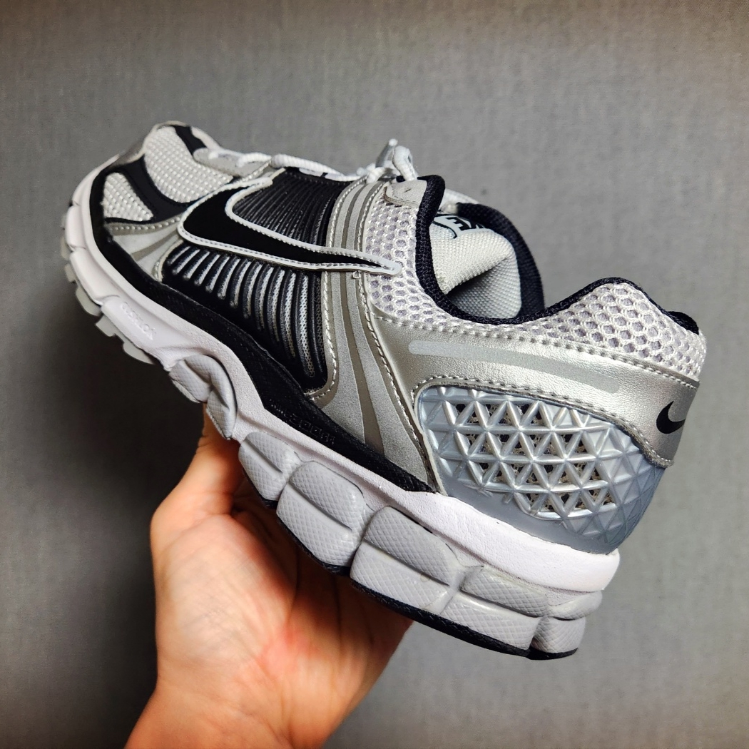 Nike Zoom Vomero 5 Metallic Silver Black 착용 스타일 - 2